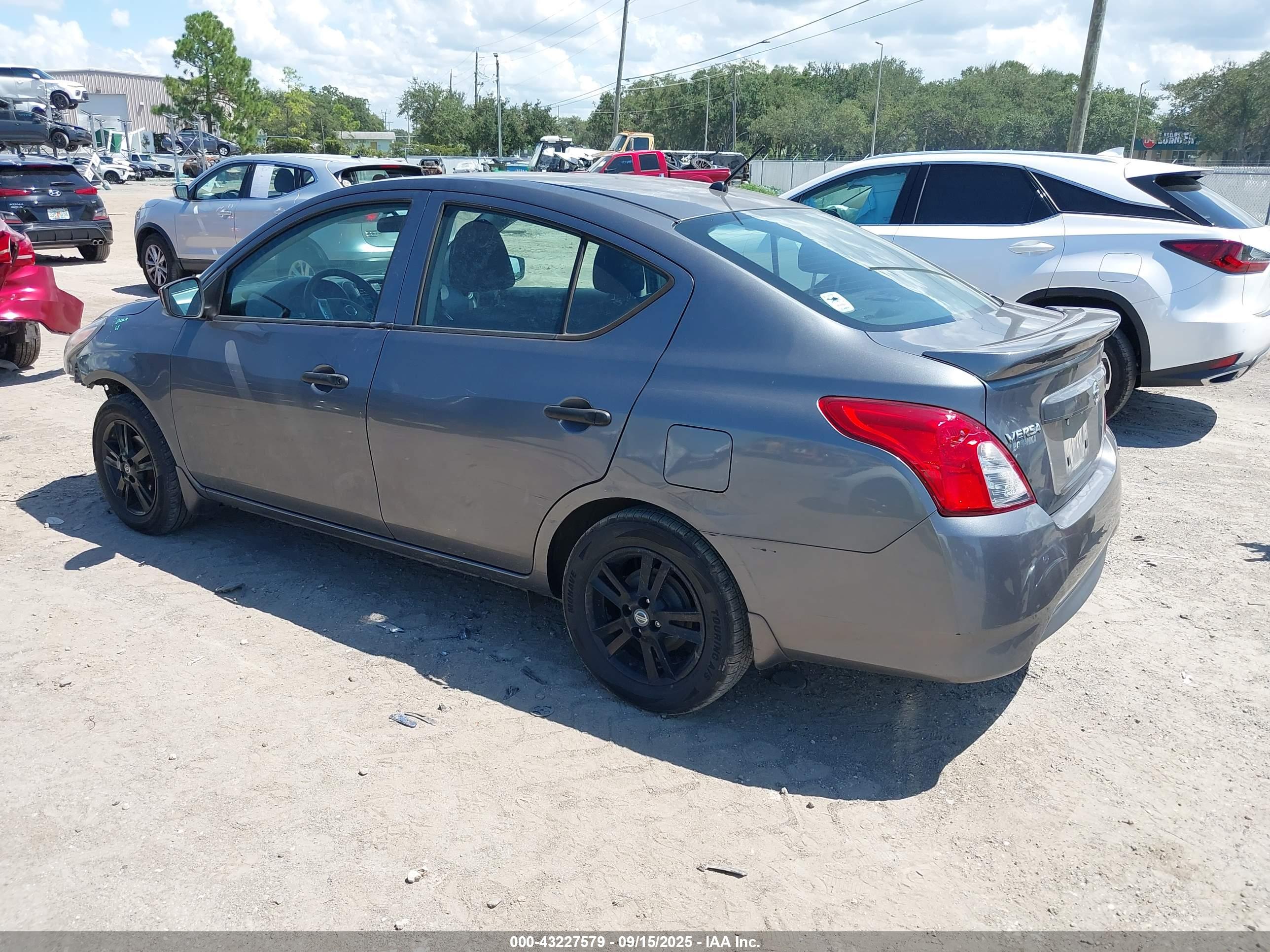 NISSAN VERSA image 3