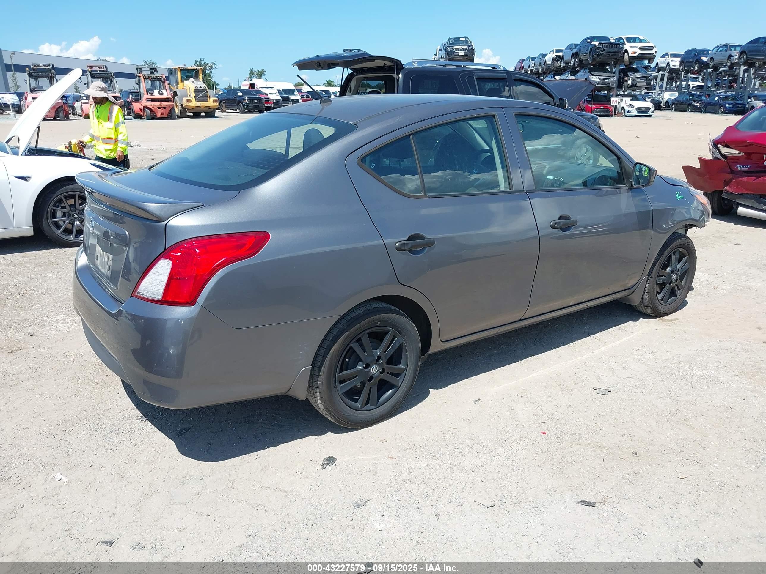 NISSAN VERSA image 4