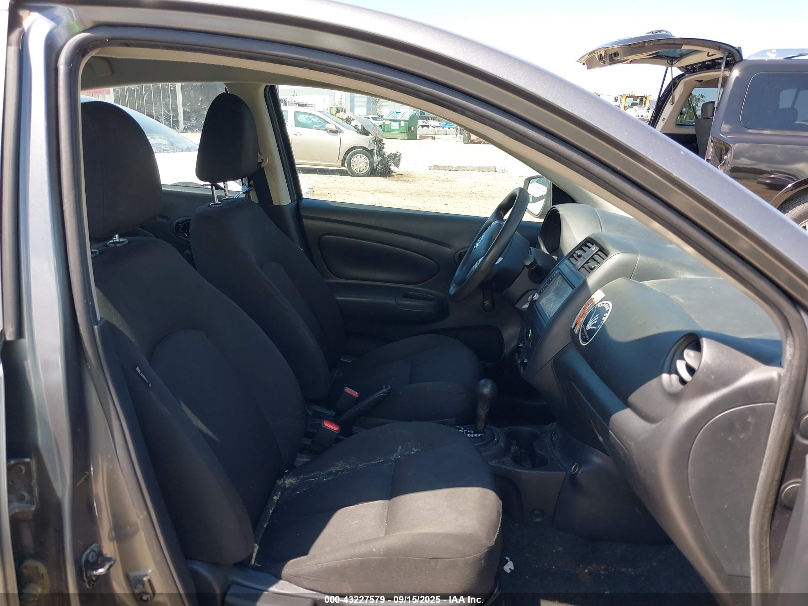 NISSAN VERSA image 5
