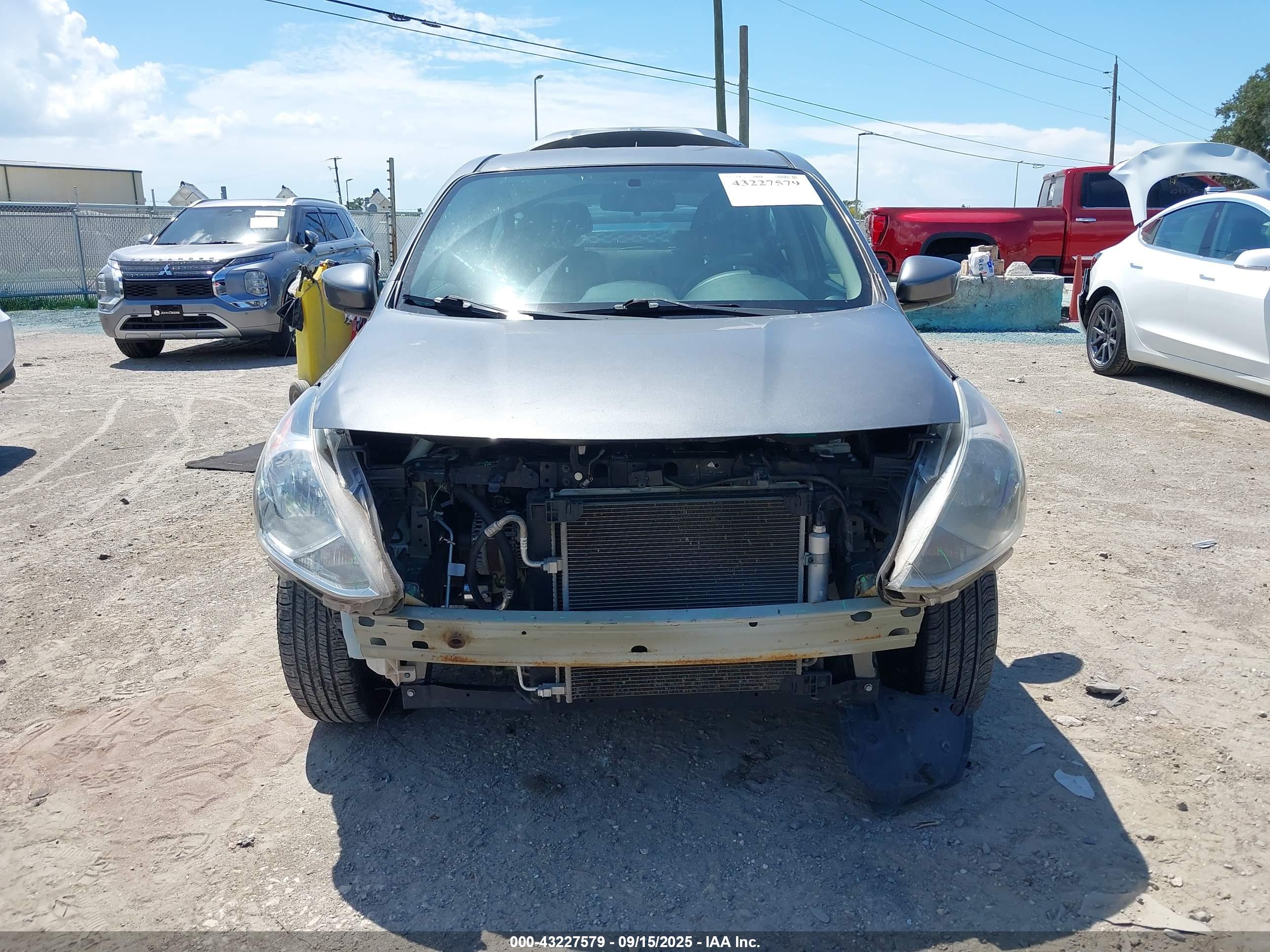 NISSAN VERSA image 6