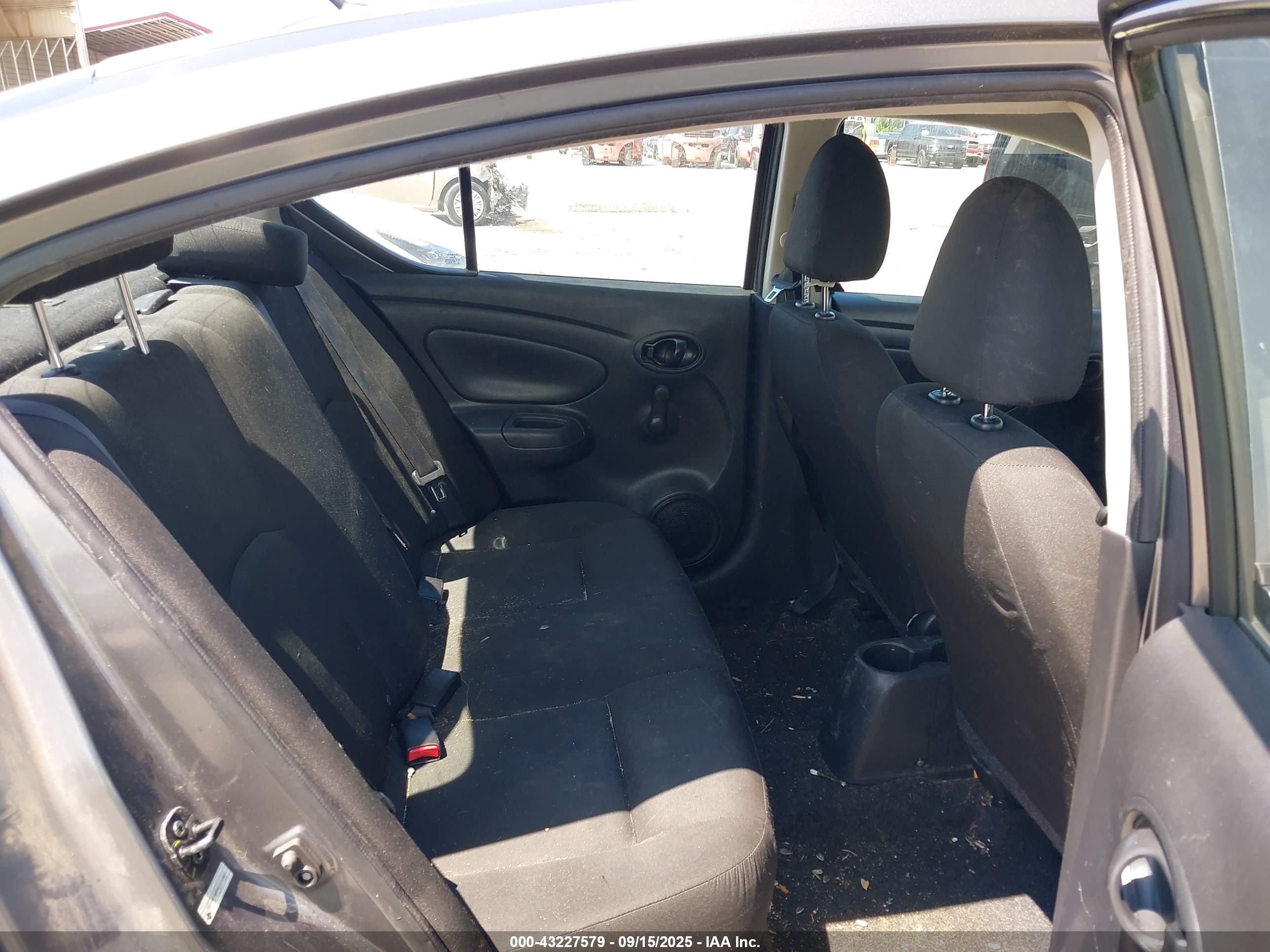 NISSAN VERSA image 8