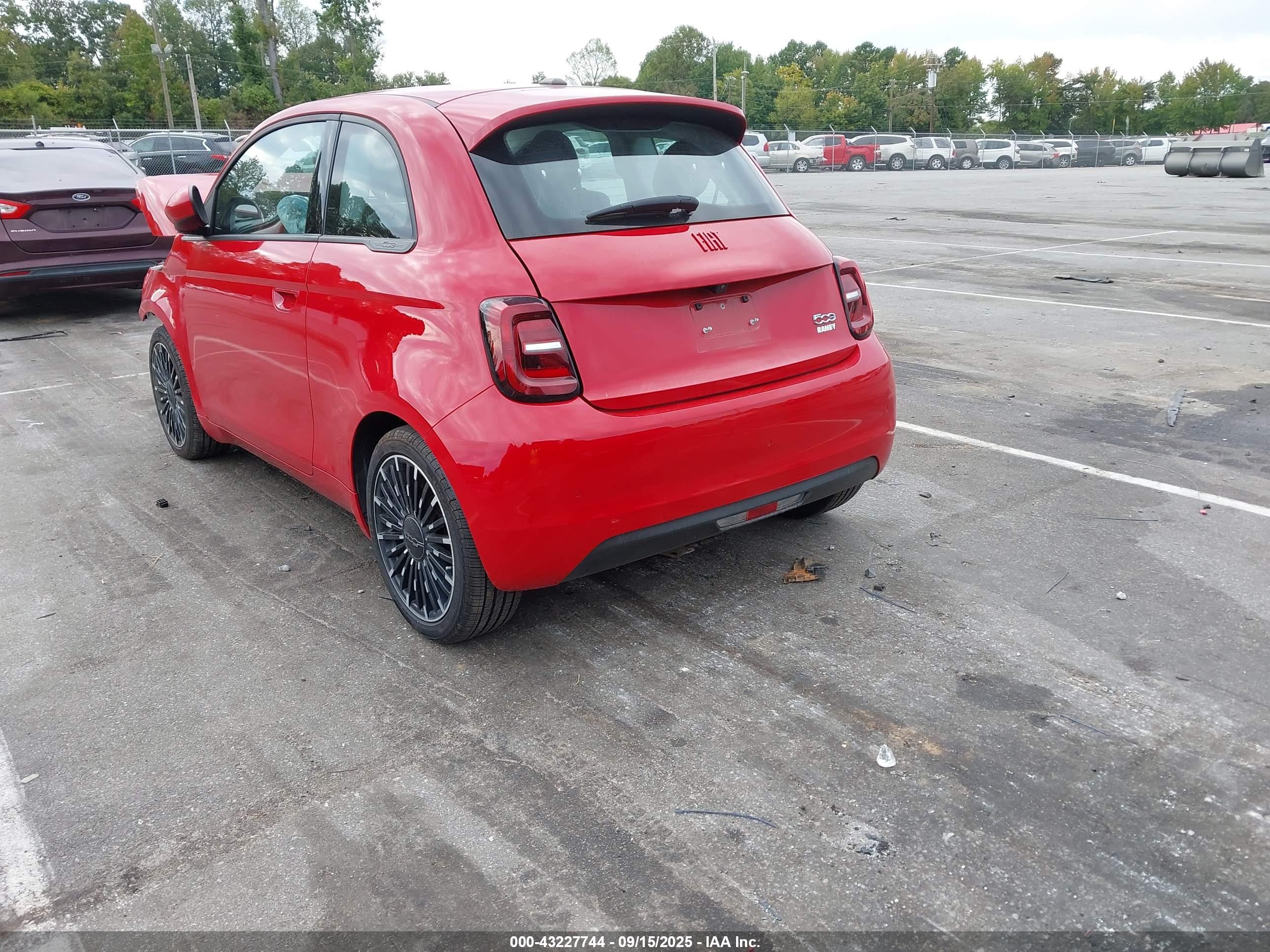FIAT 500E image 3