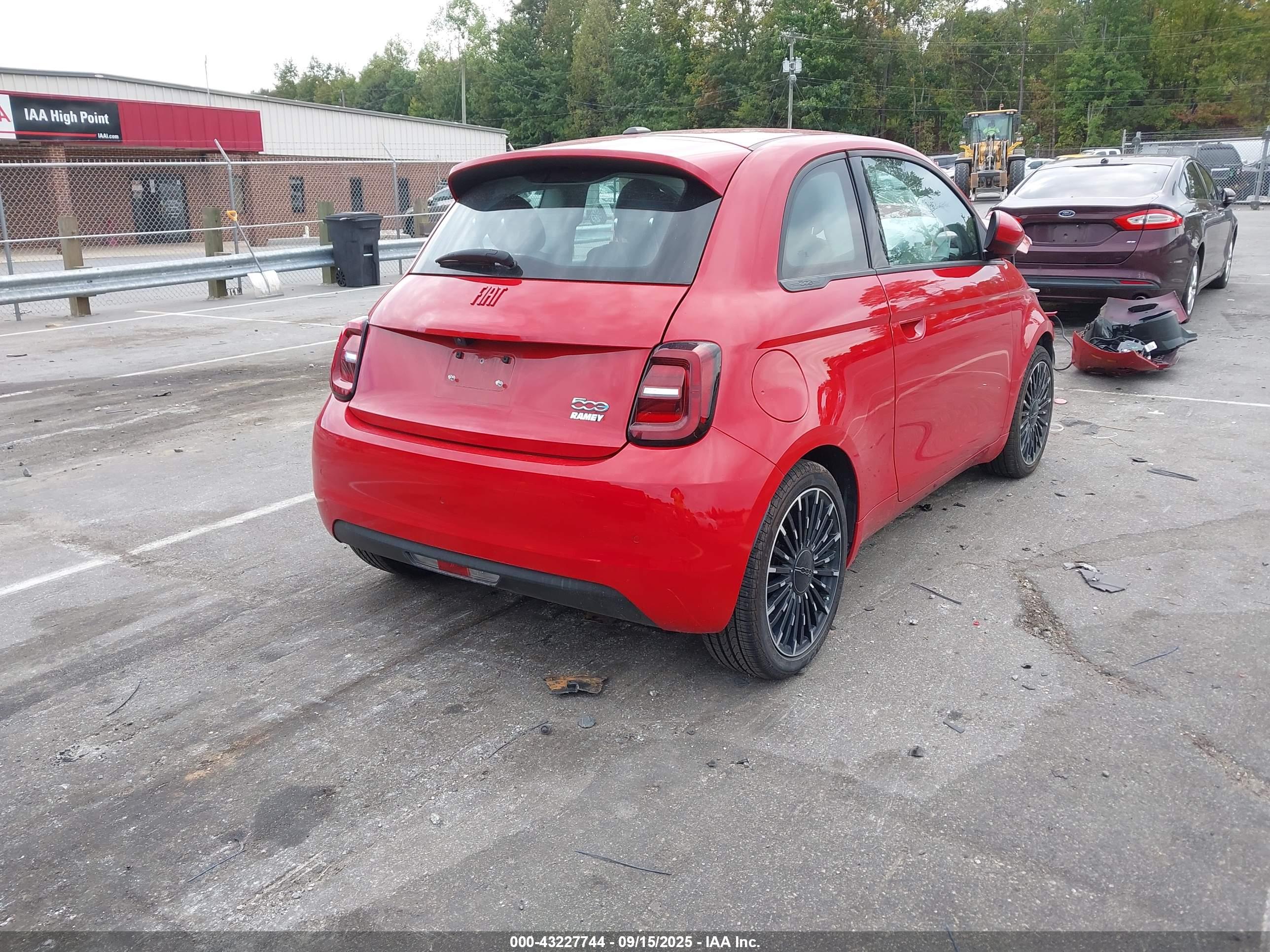 FIAT 500E image 4