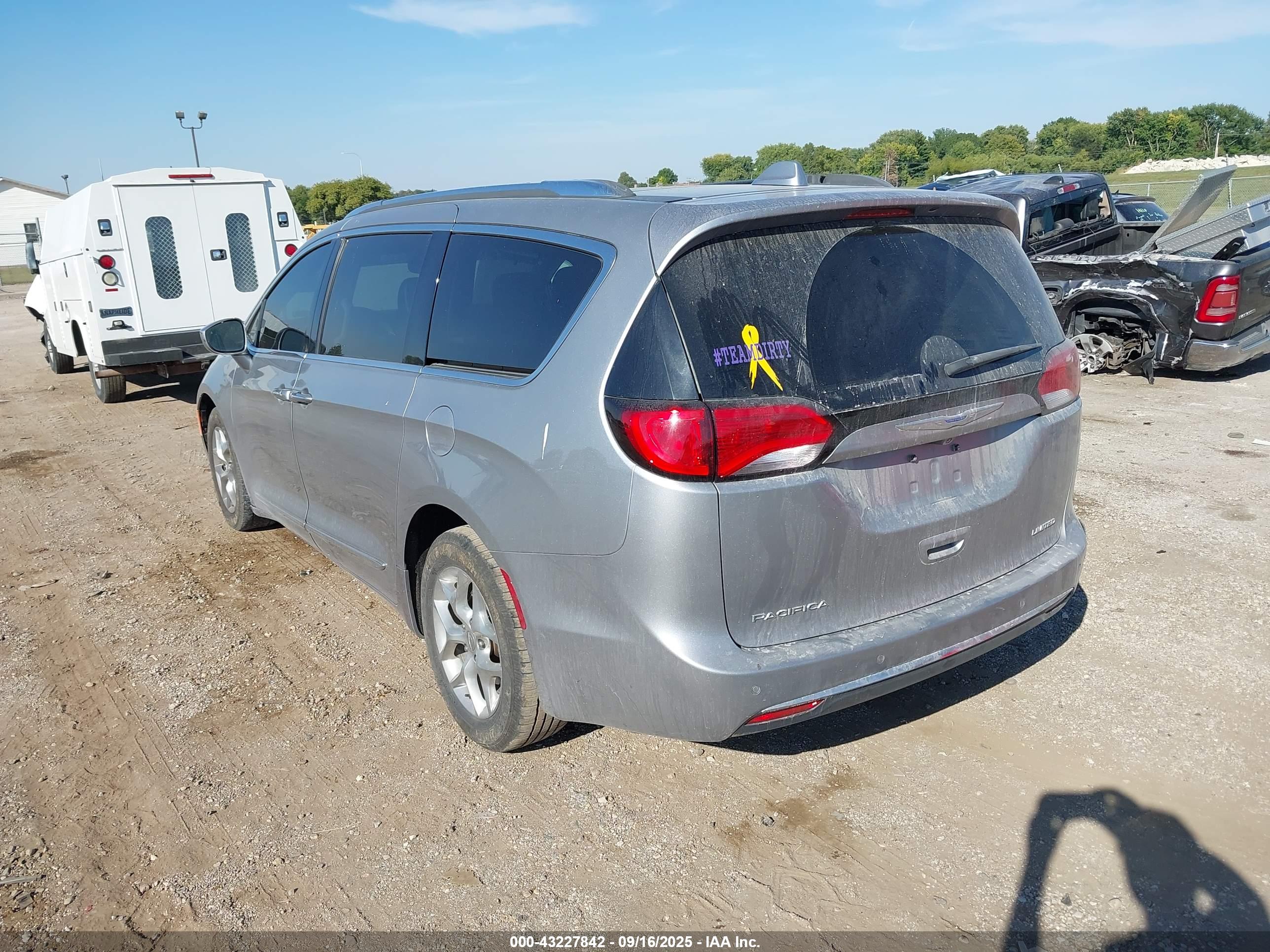 CHRYSLER PACIFICA image 3