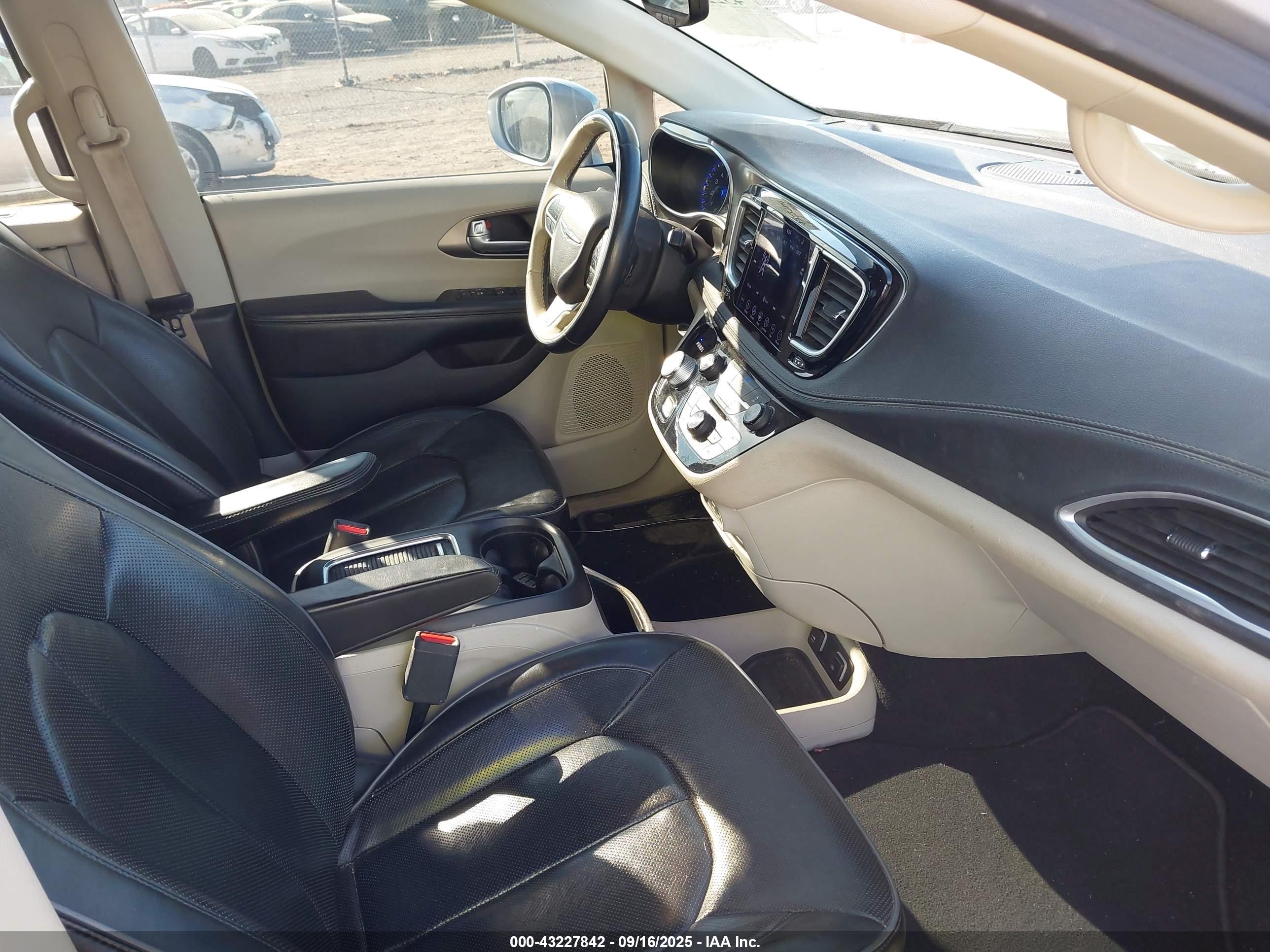 CHRYSLER PACIFICA image 5