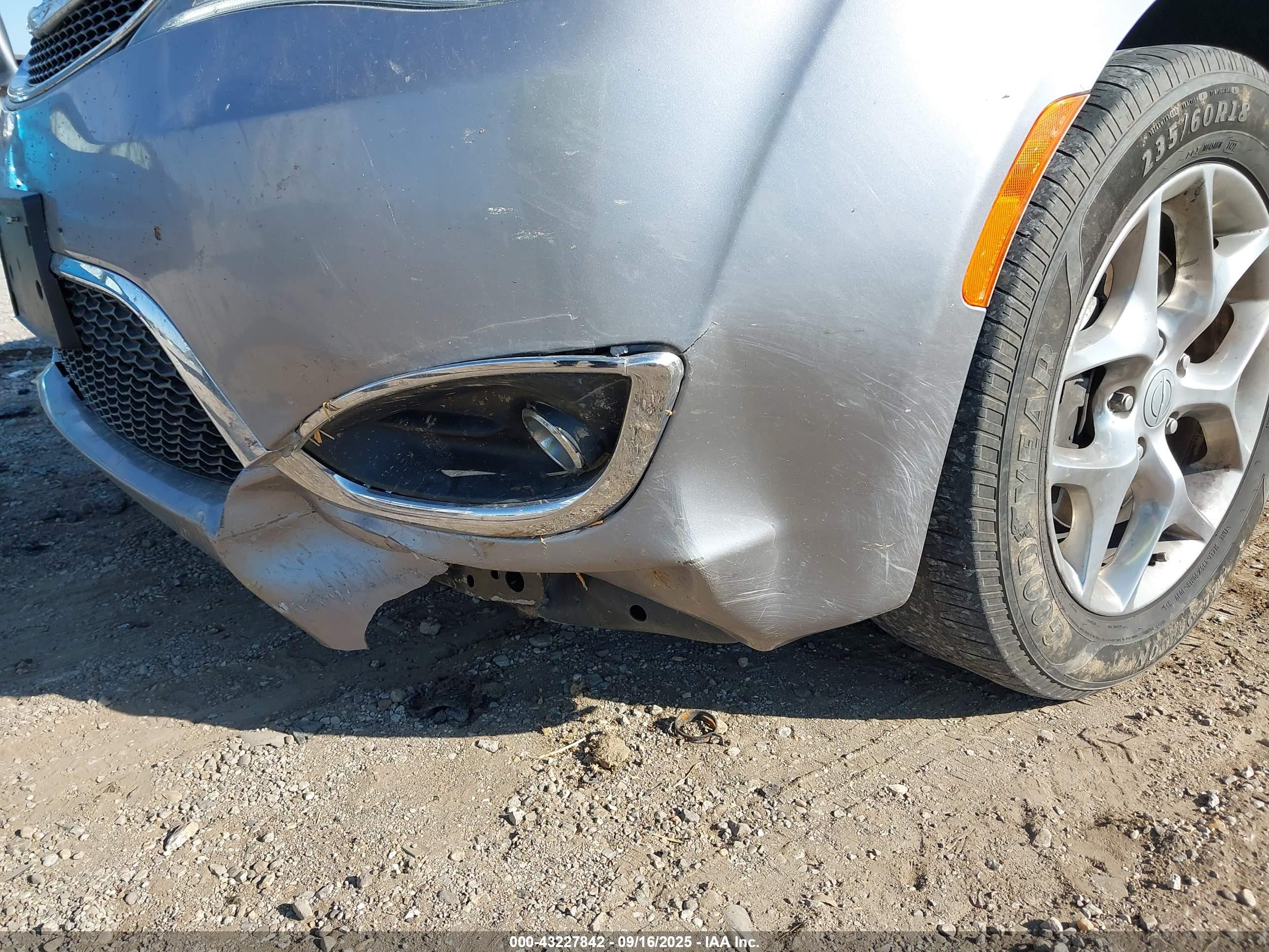 CHRYSLER PACIFICA image 6