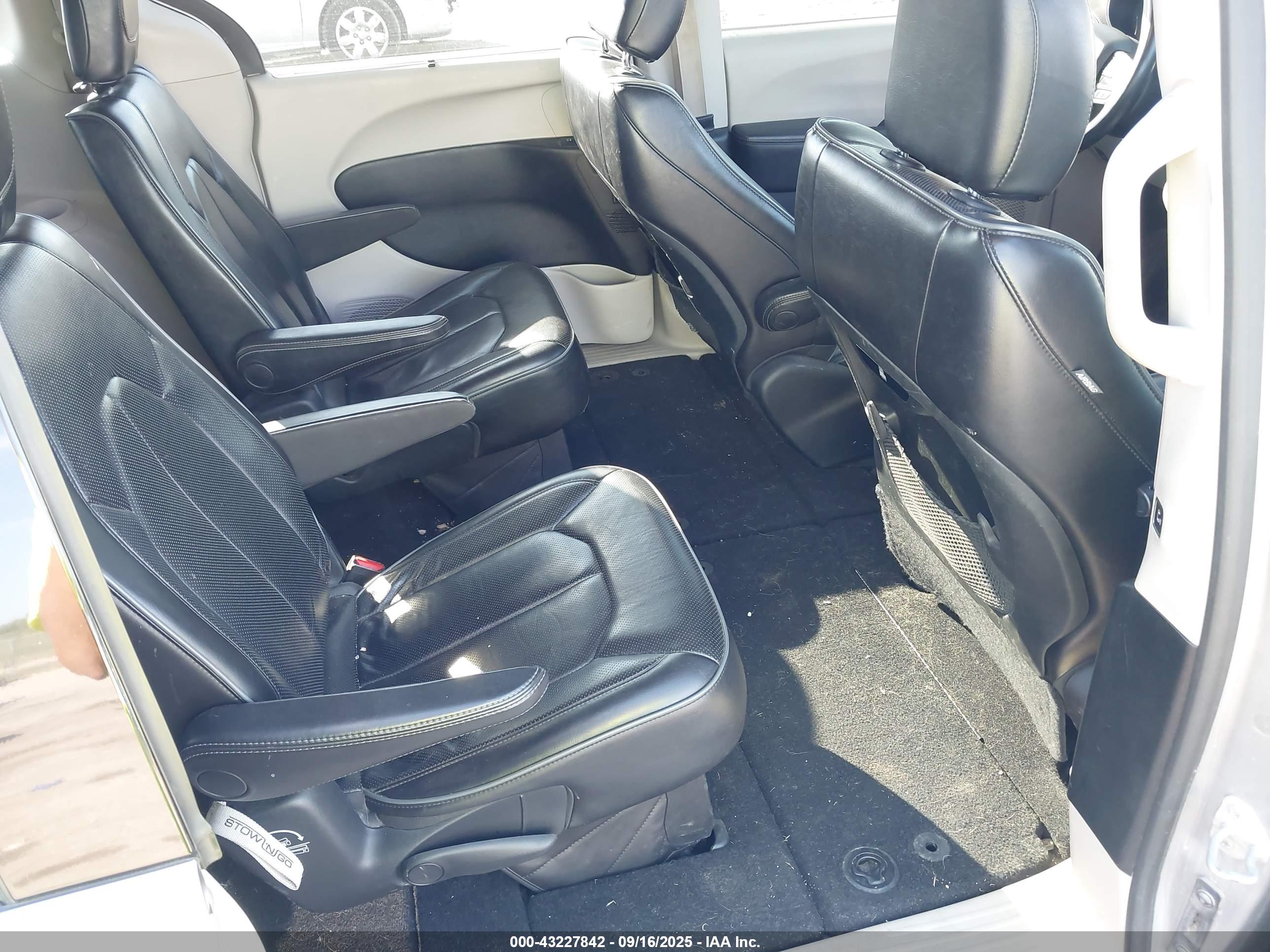 CHRYSLER PACIFICA image 8