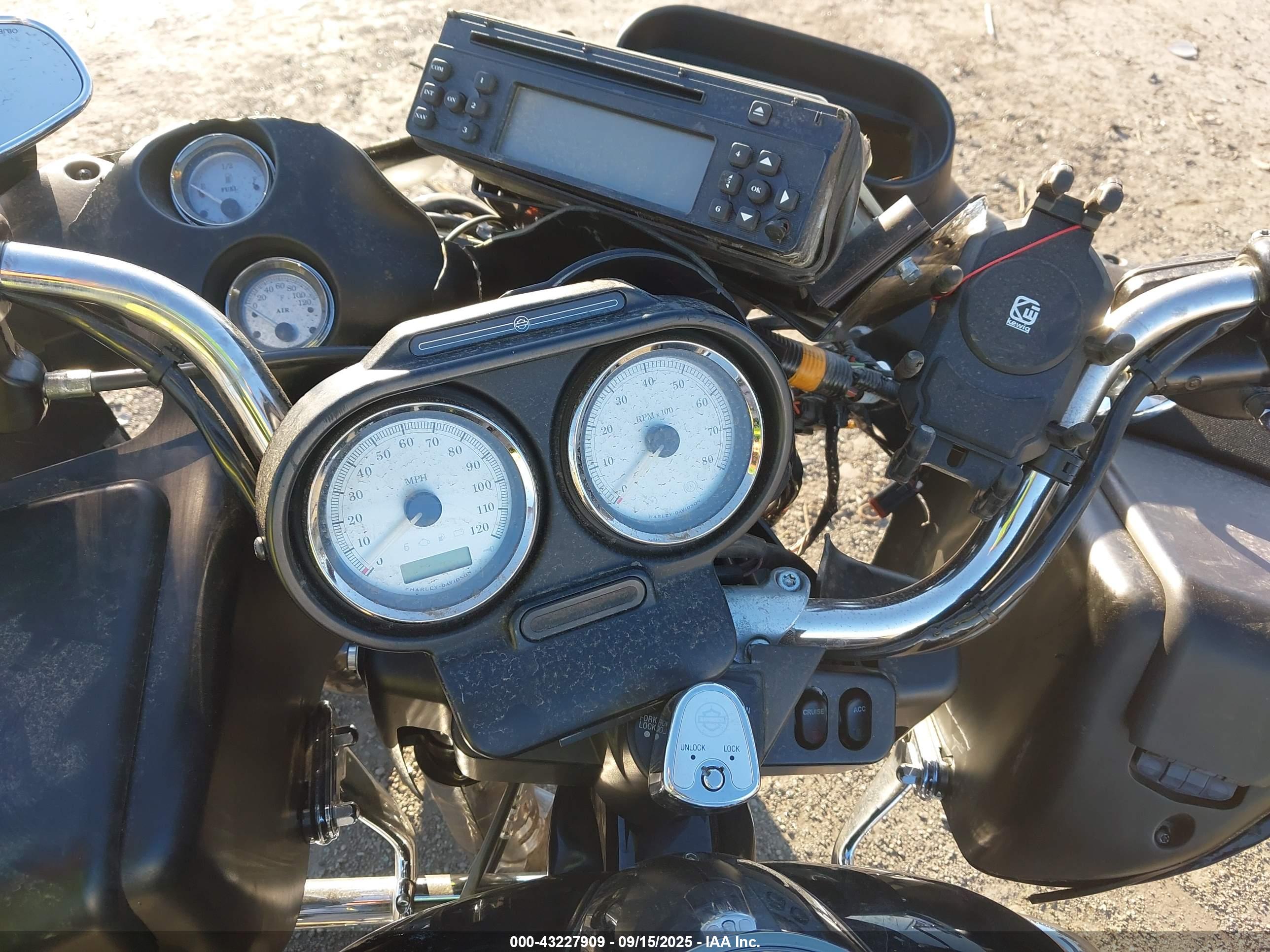 HARLEY-DAVIDSON FLTRX image 7