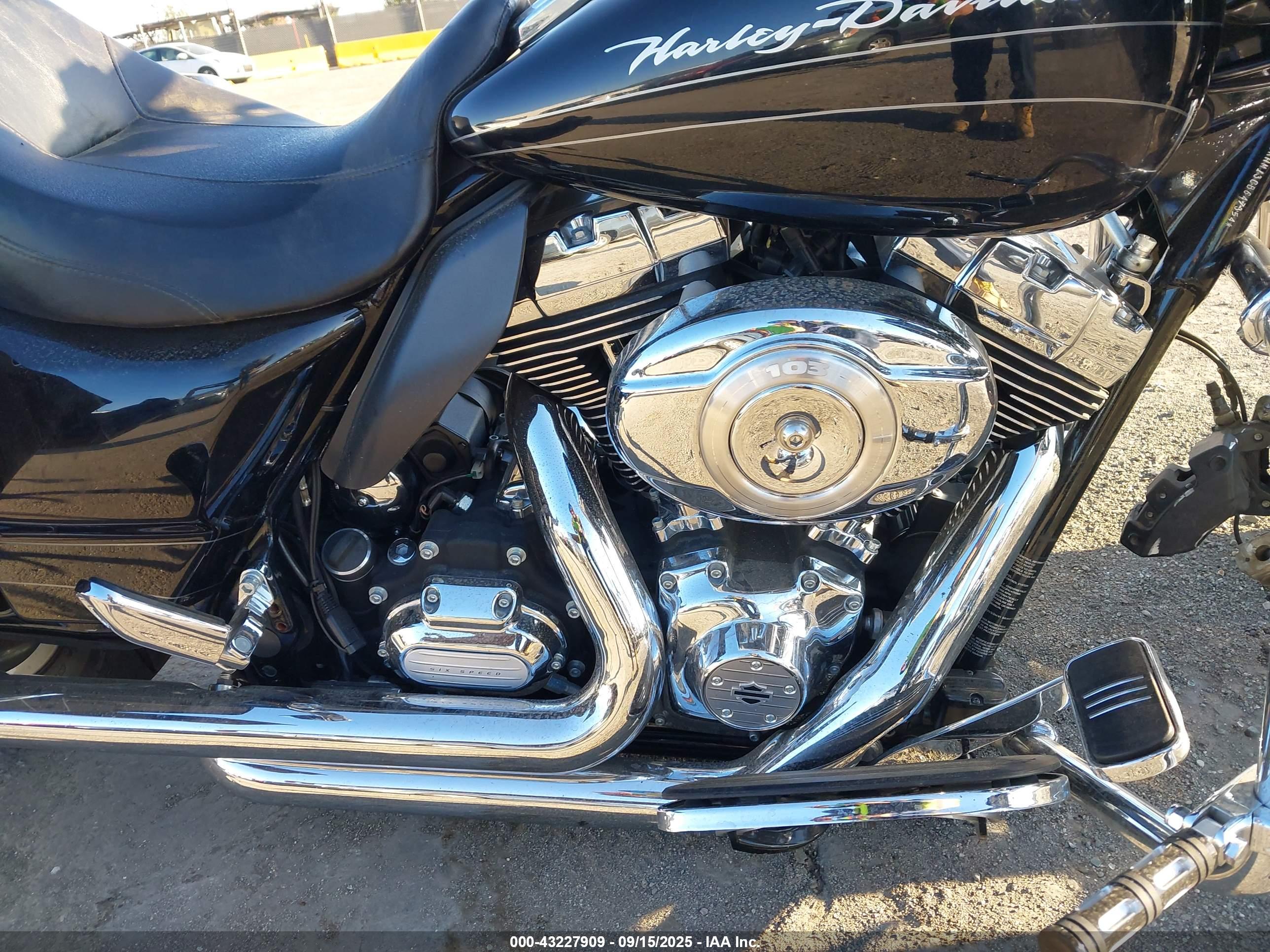 HARLEY-DAVIDSON FLTRX image 8