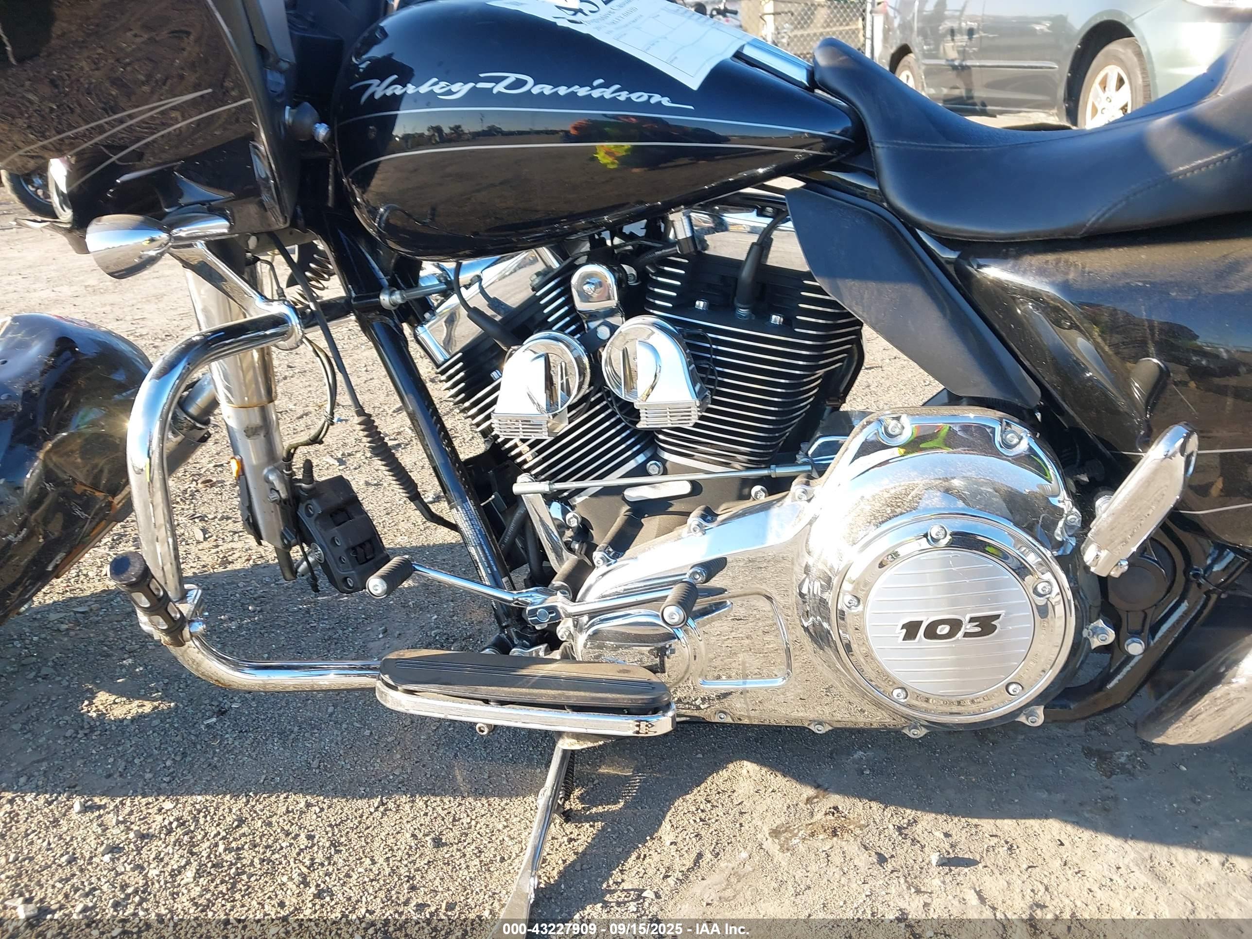 HARLEY-DAVIDSON FLTRX image 9