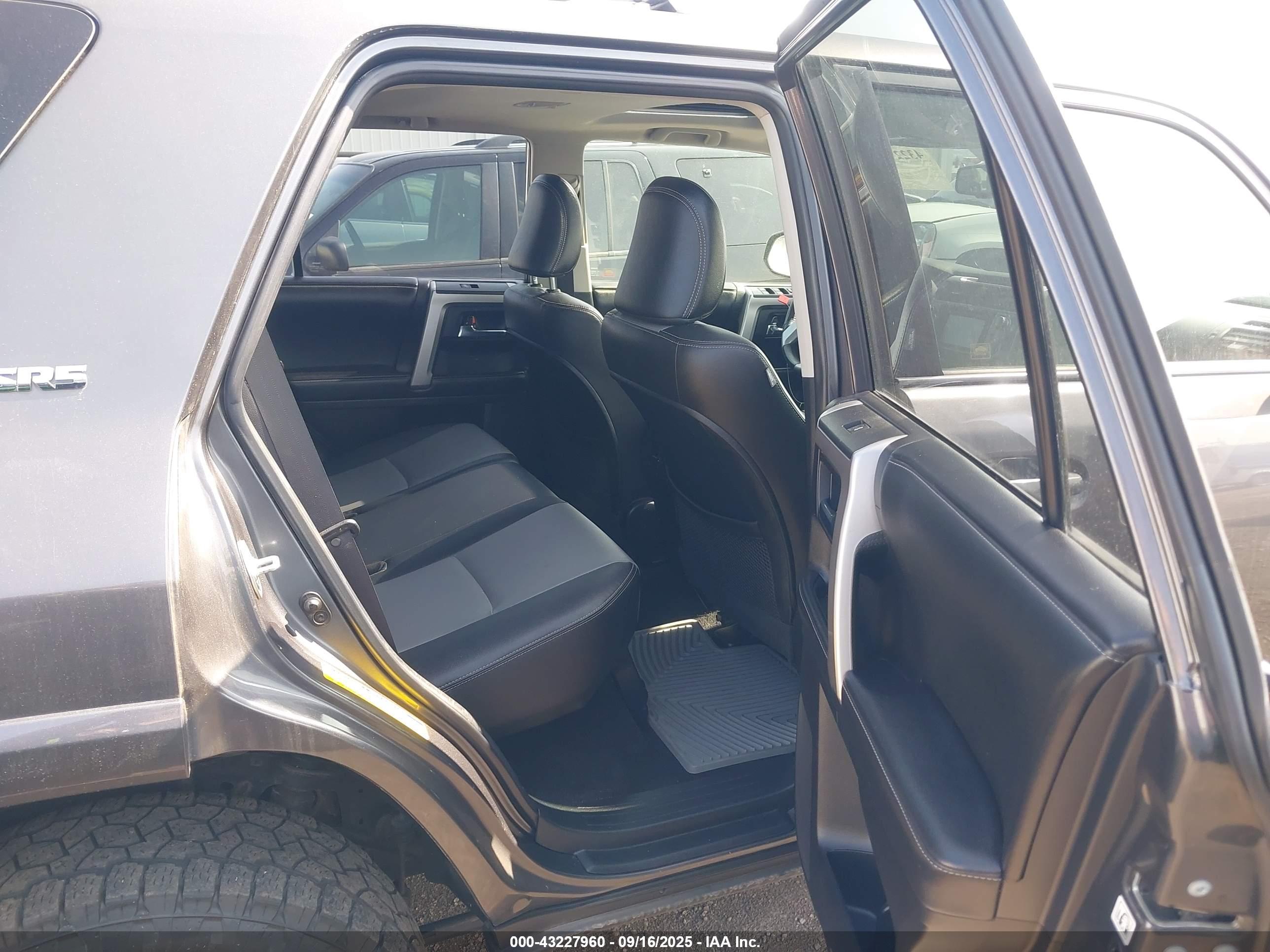 TOYOTA 4RUNNER image 8