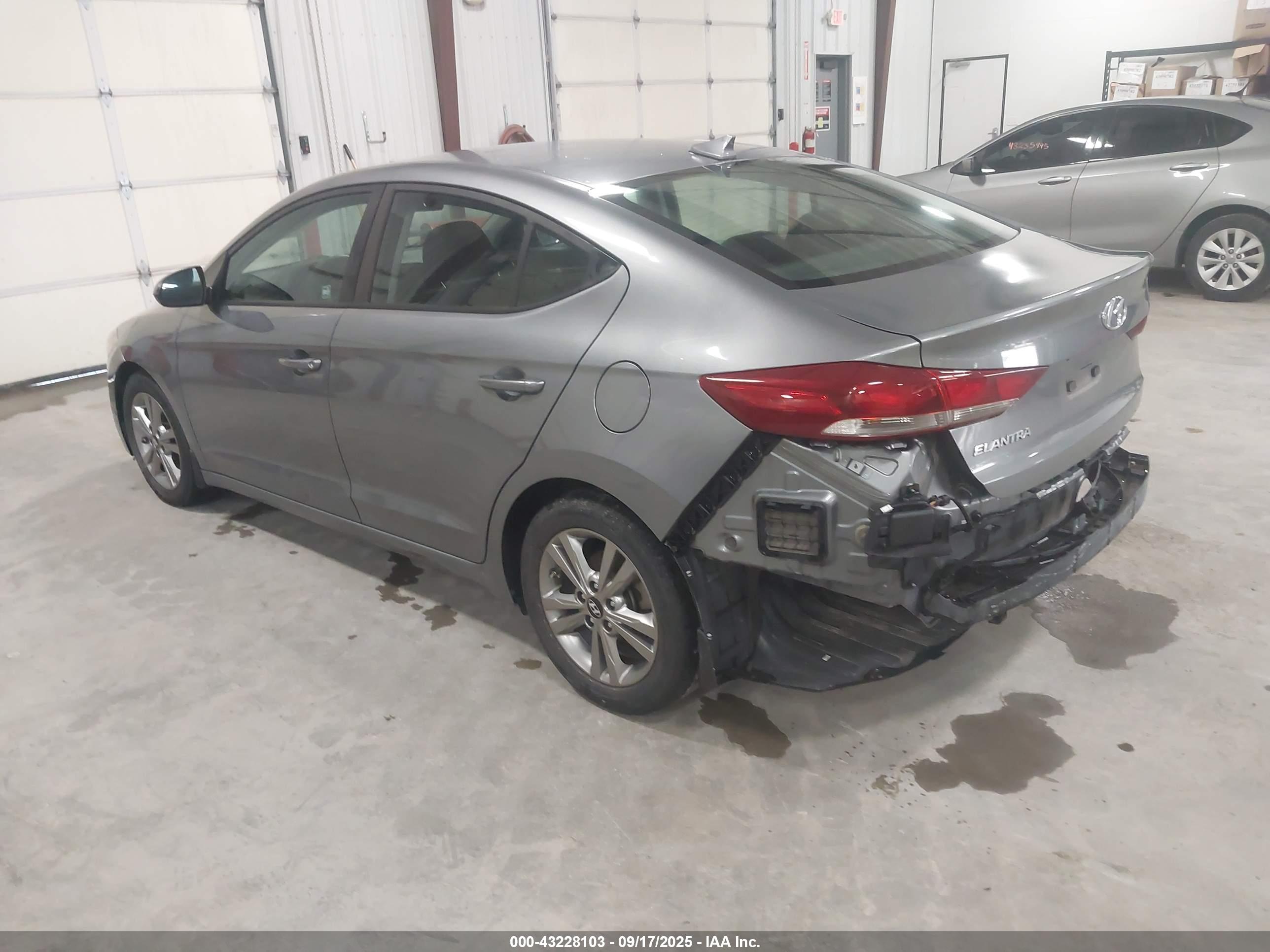 HYUNDAI ELANTRA image 3