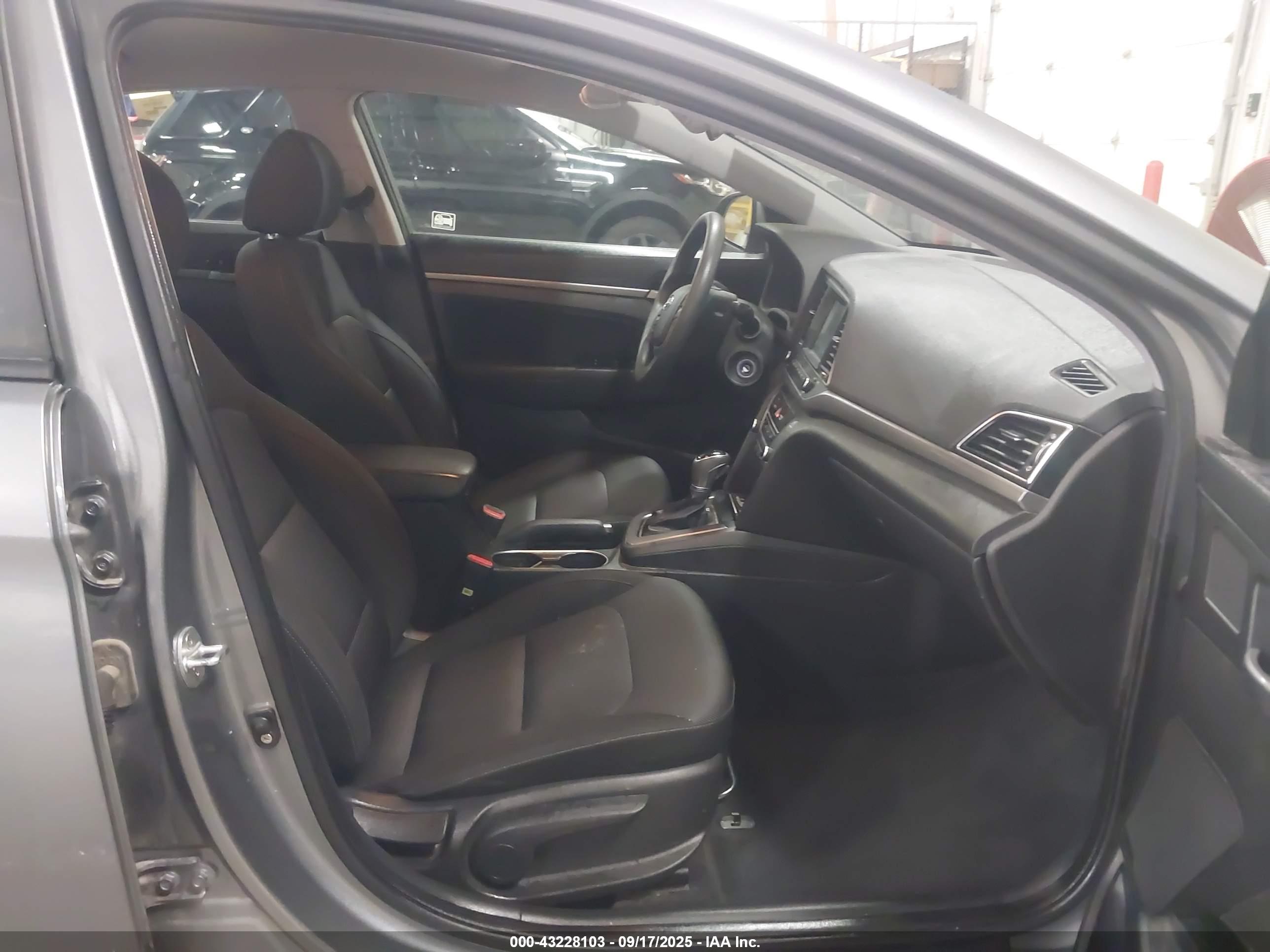 HYUNDAI ELANTRA image 5