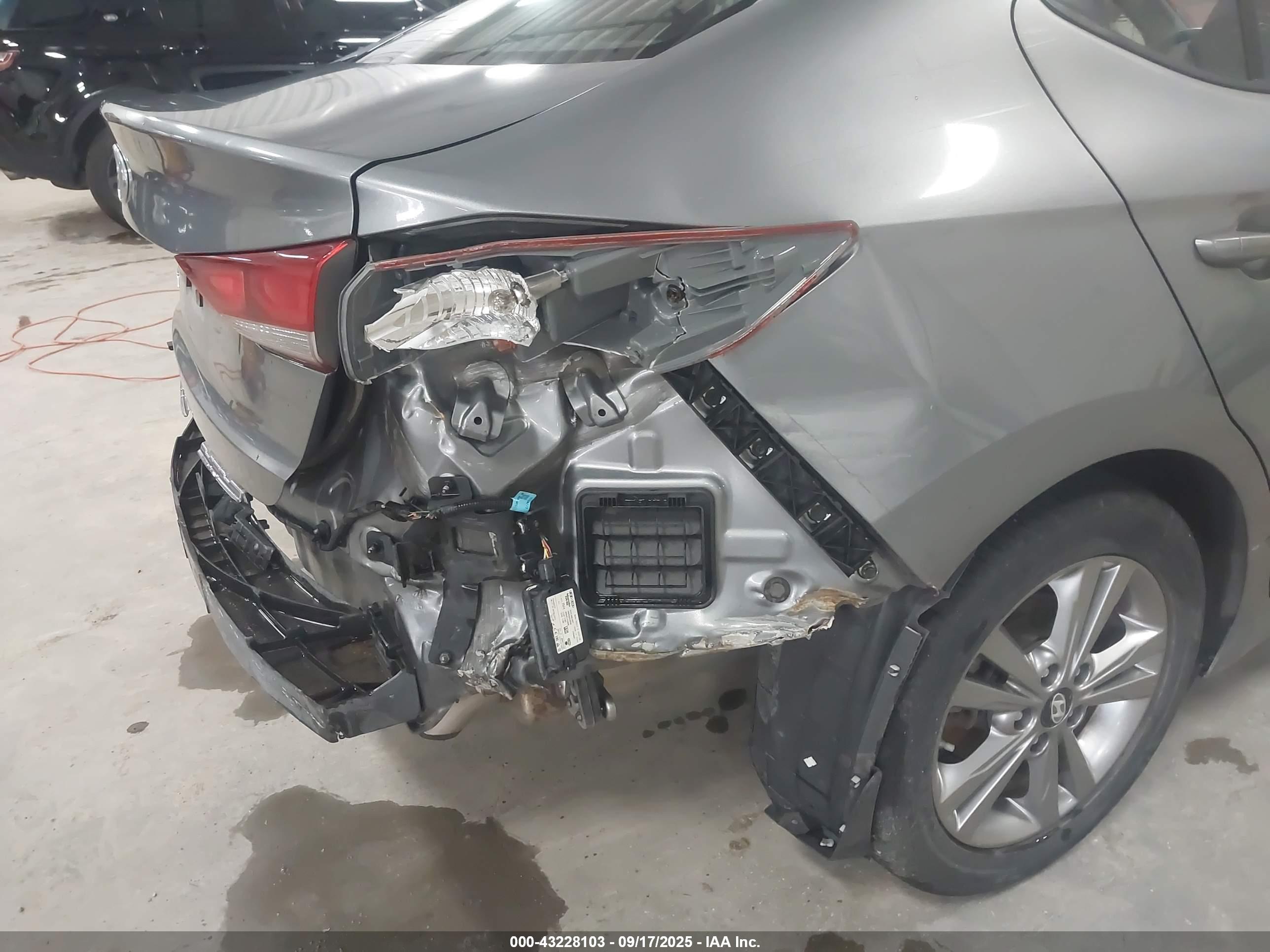 HYUNDAI ELANTRA image 6