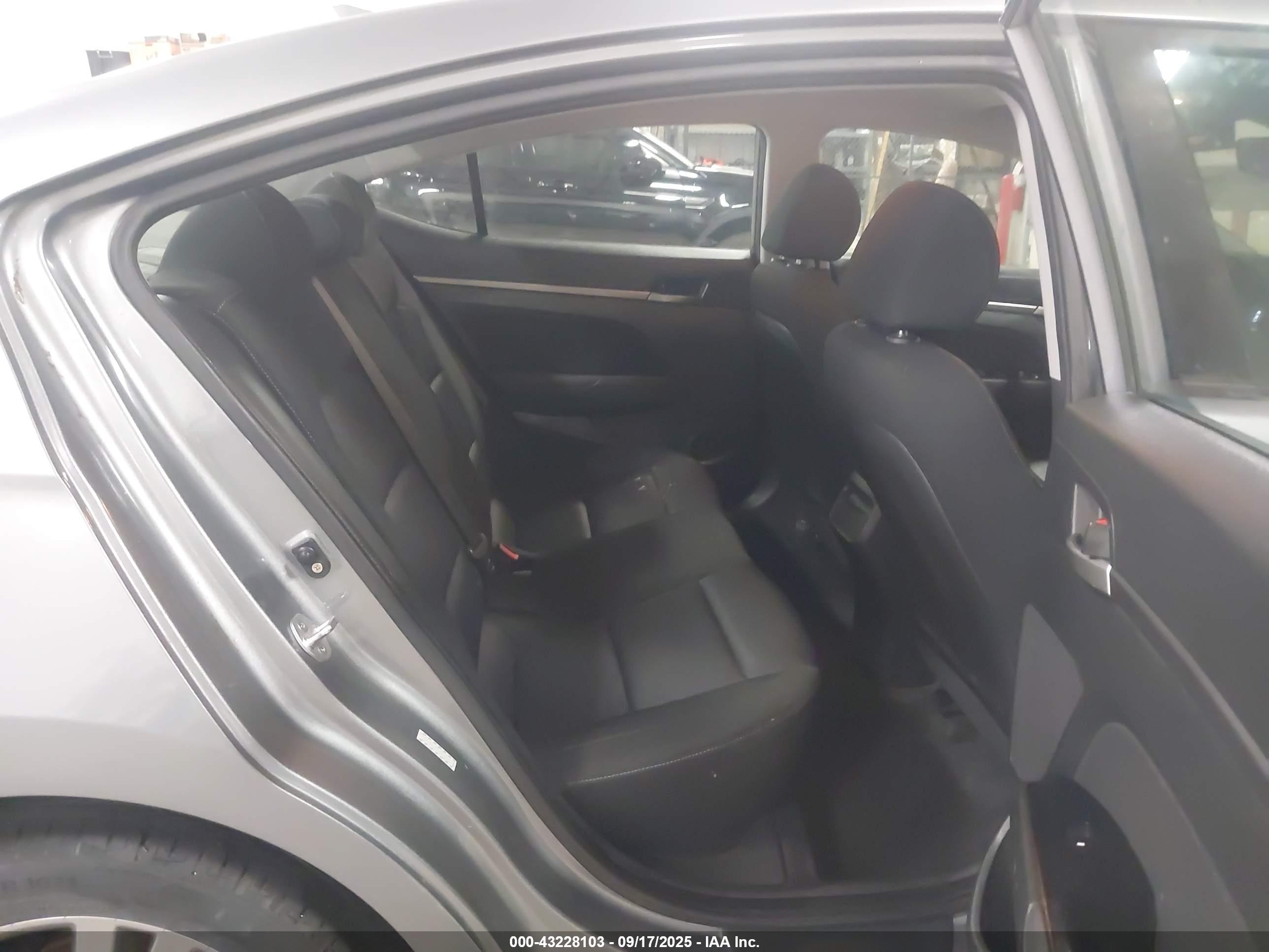 HYUNDAI ELANTRA image 8