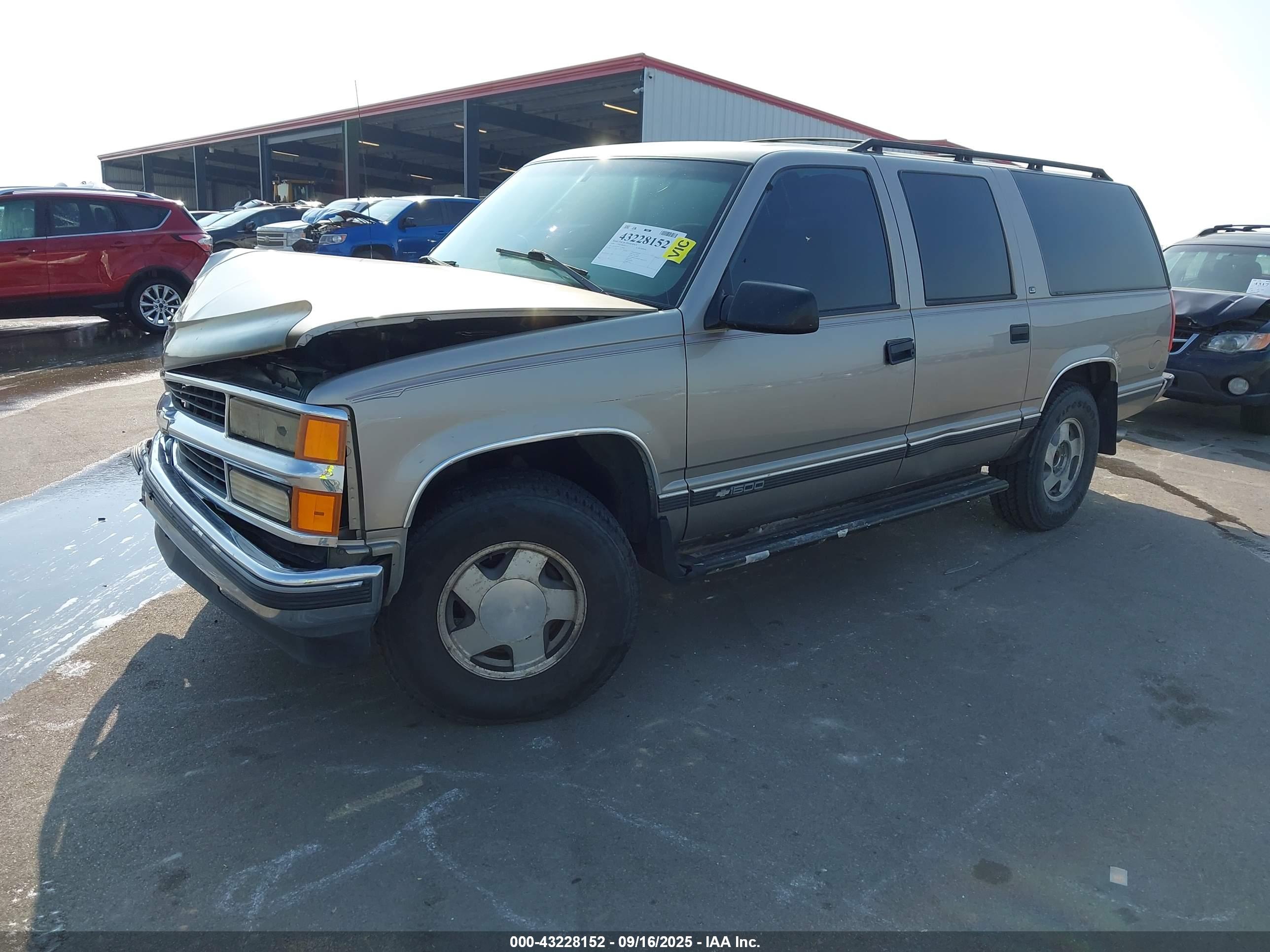 CHEVROLET SUBURBAN image 2