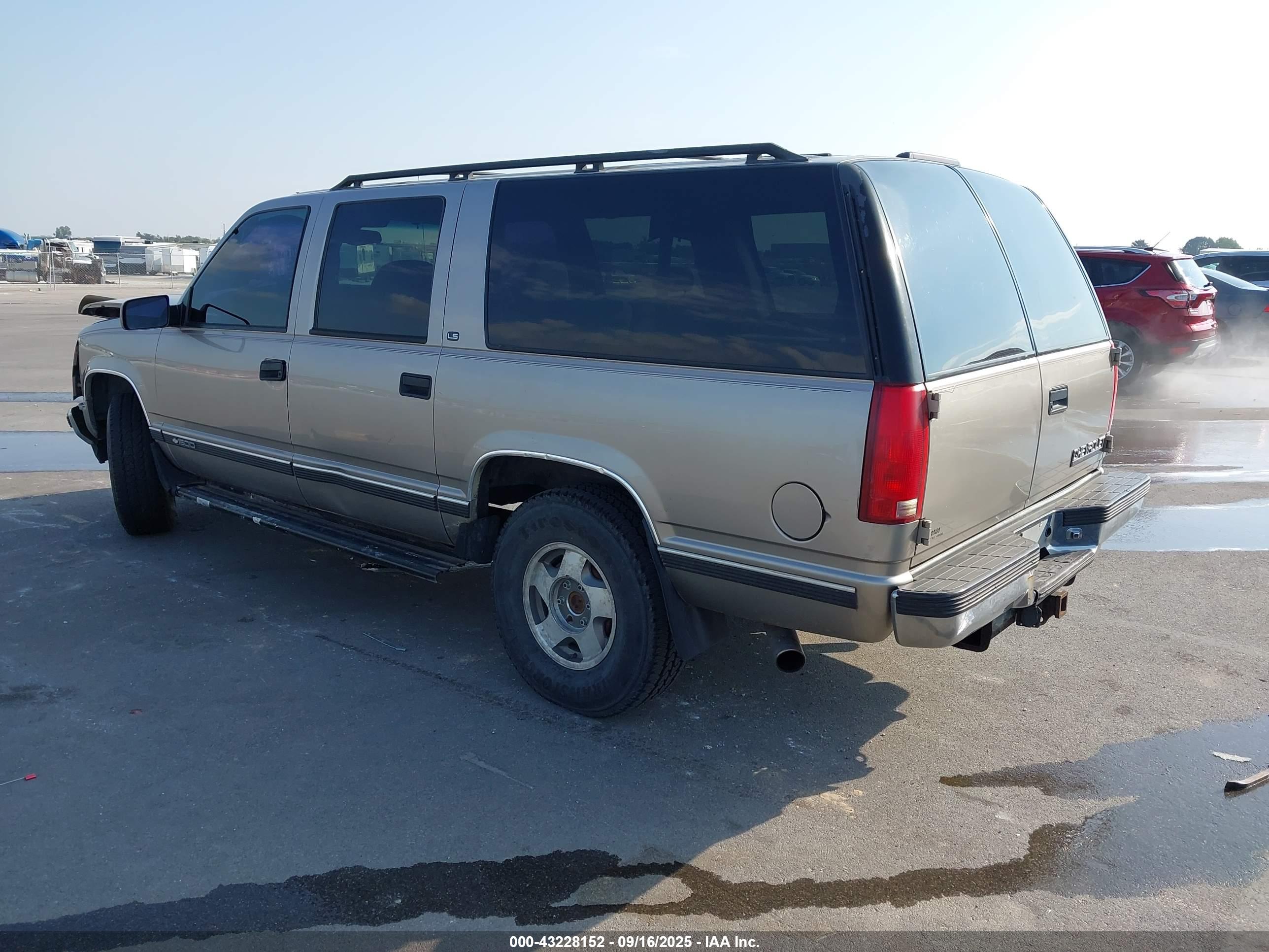 CHEVROLET SUBURBAN image 3