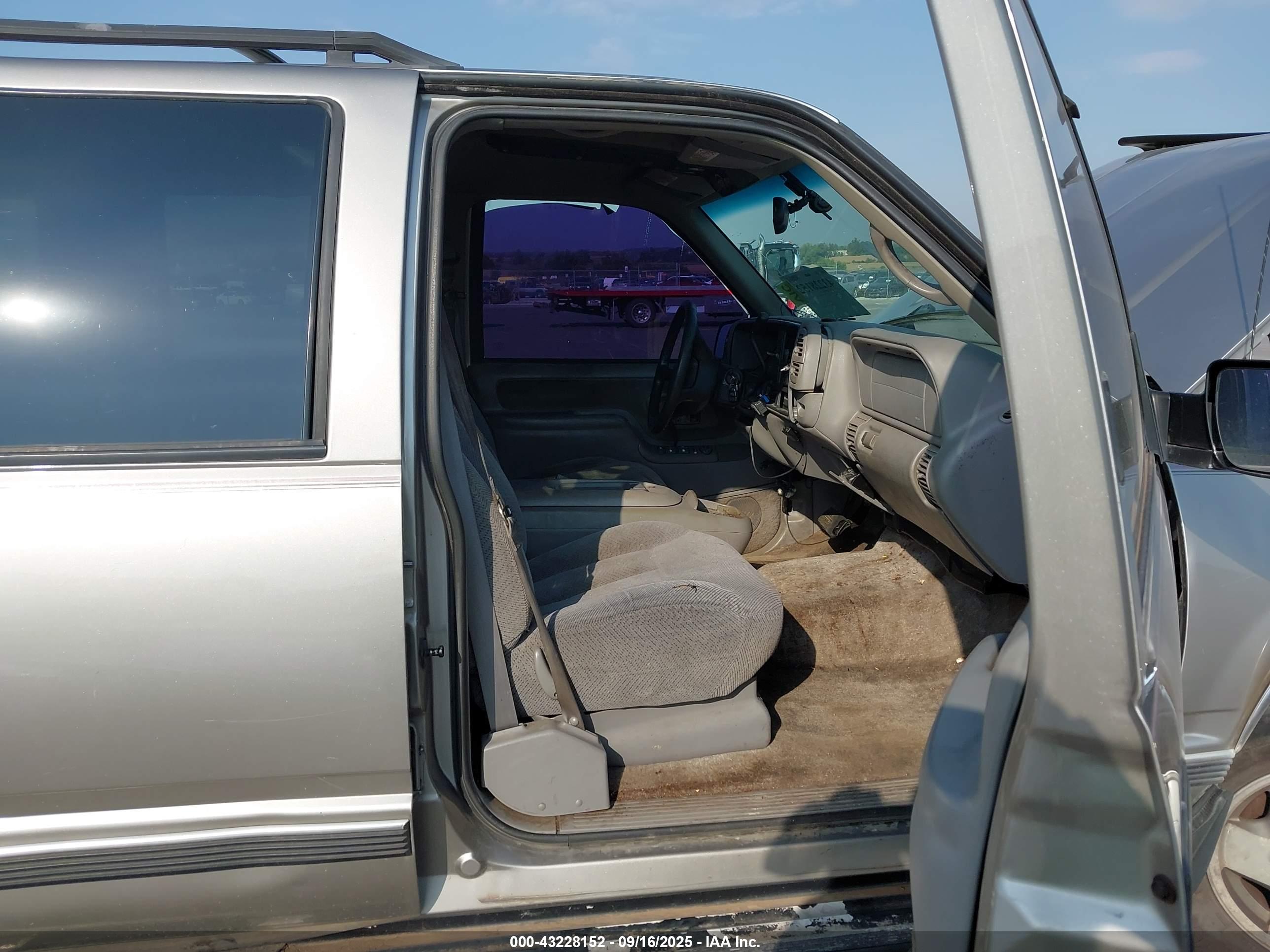 CHEVROLET SUBURBAN image 5