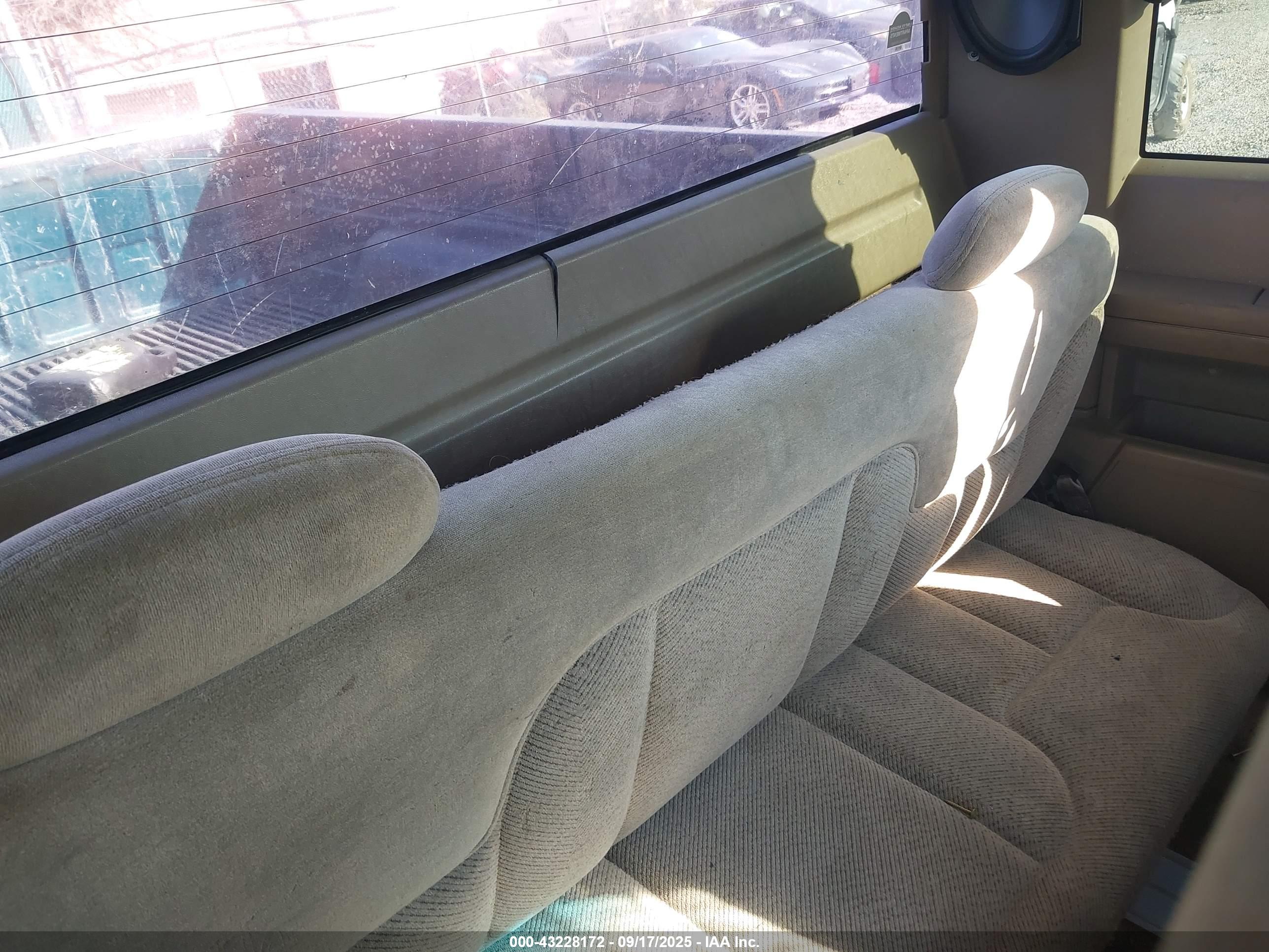 CHEVROLET GMT-400 image 8