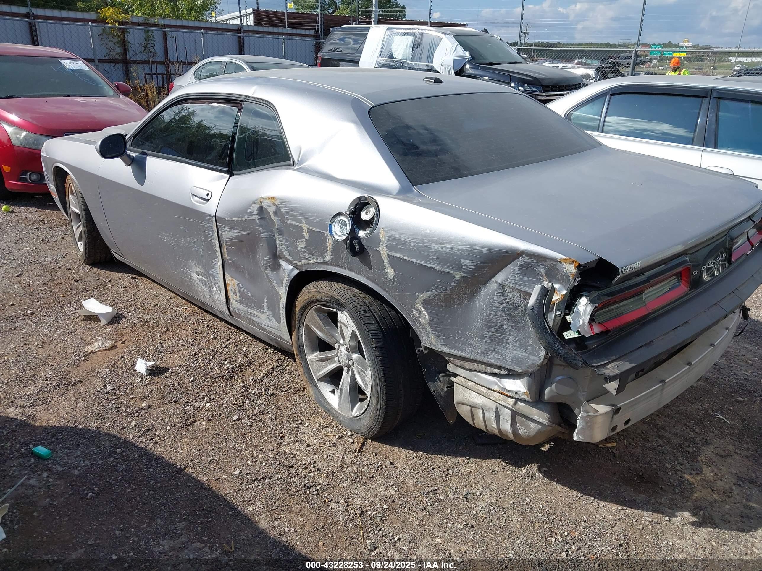 DODGE CHALLENGER image 3