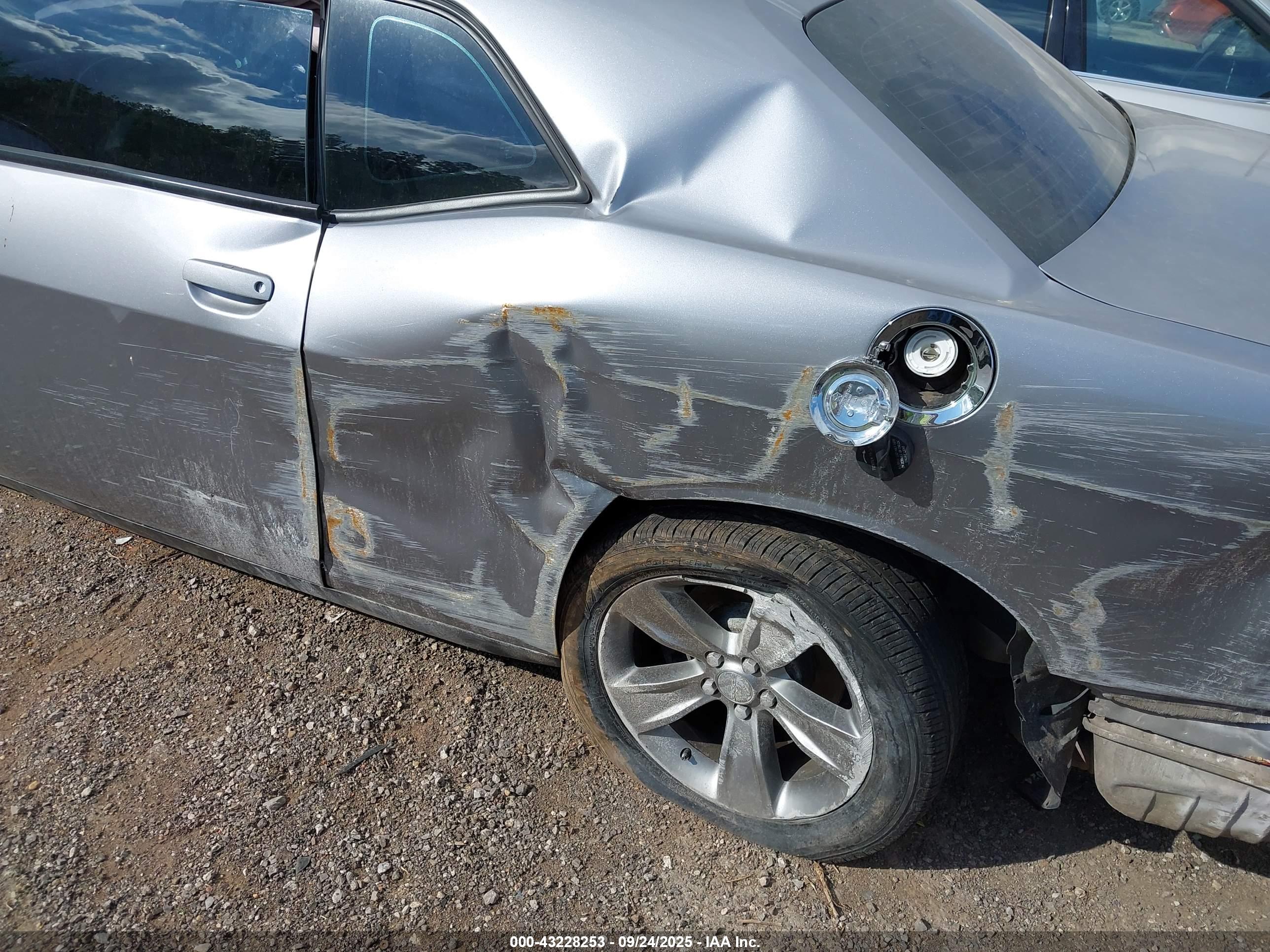 DODGE CHALLENGER image 6