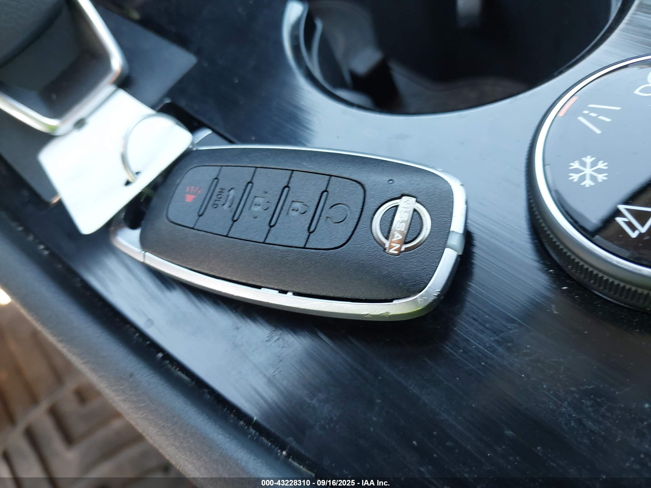 NISSAN ROGUE image 11