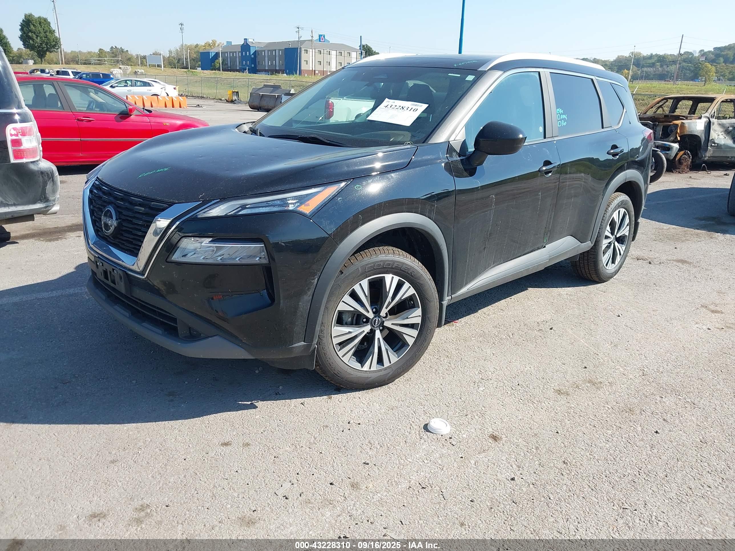 NISSAN ROGUE image 2