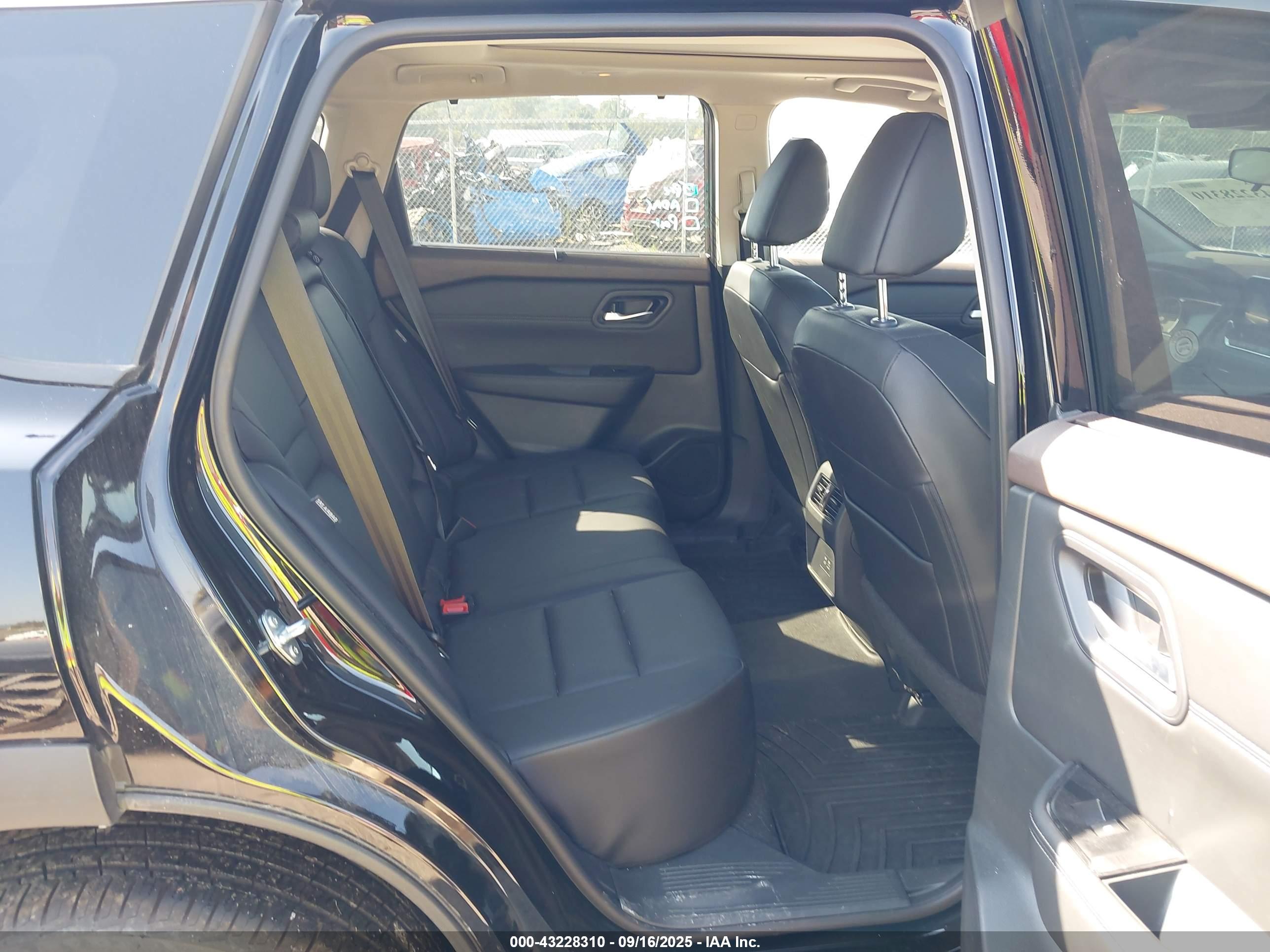 NISSAN ROGUE image 8