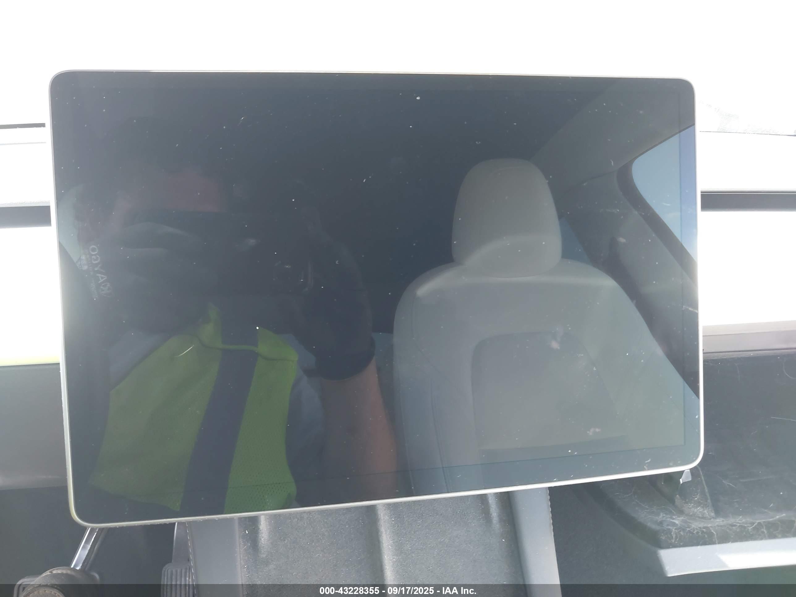 TESLA MODEL image 7