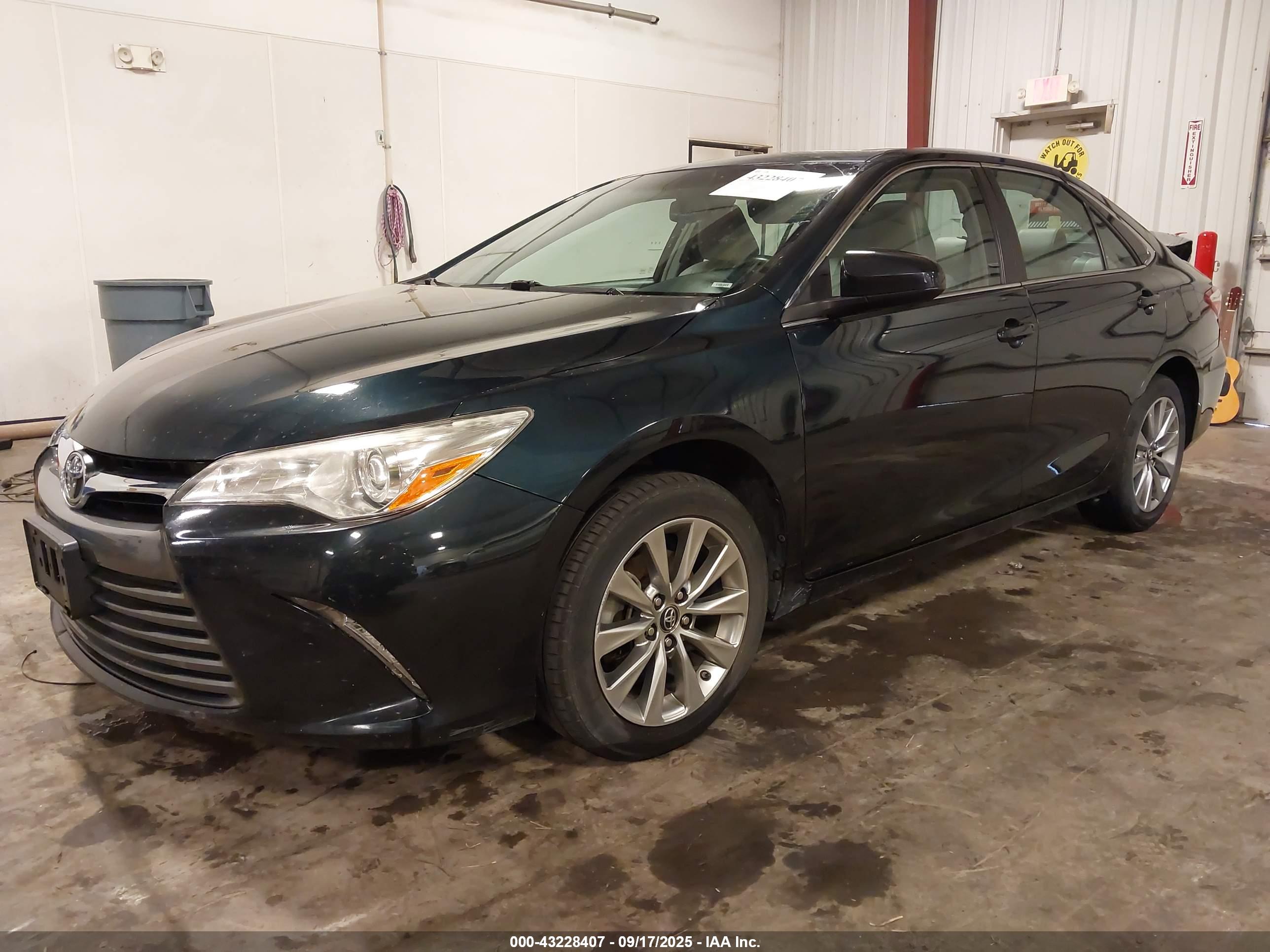 TOYOTA CAMRY image 2