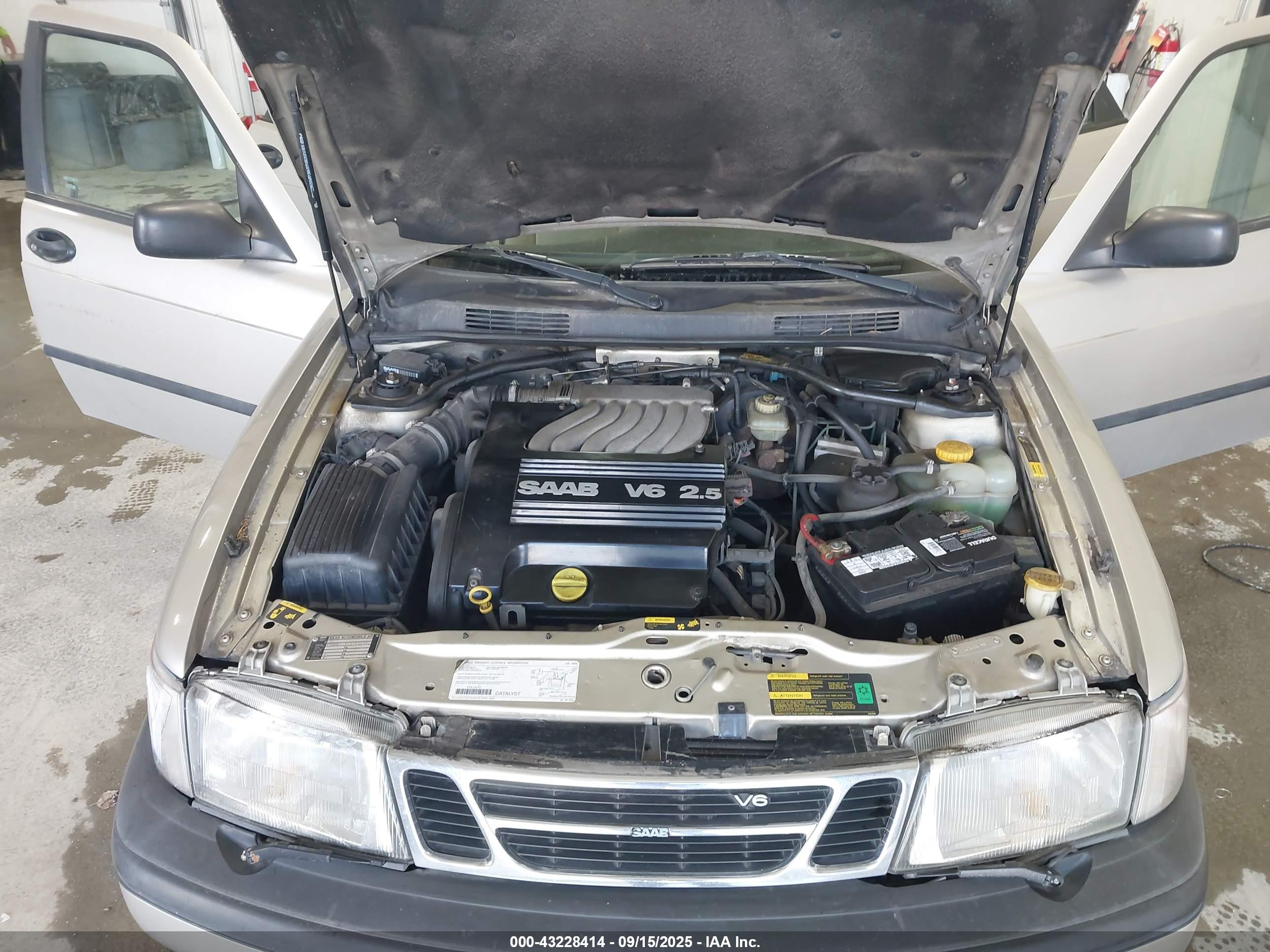 SAAB 900 image 10