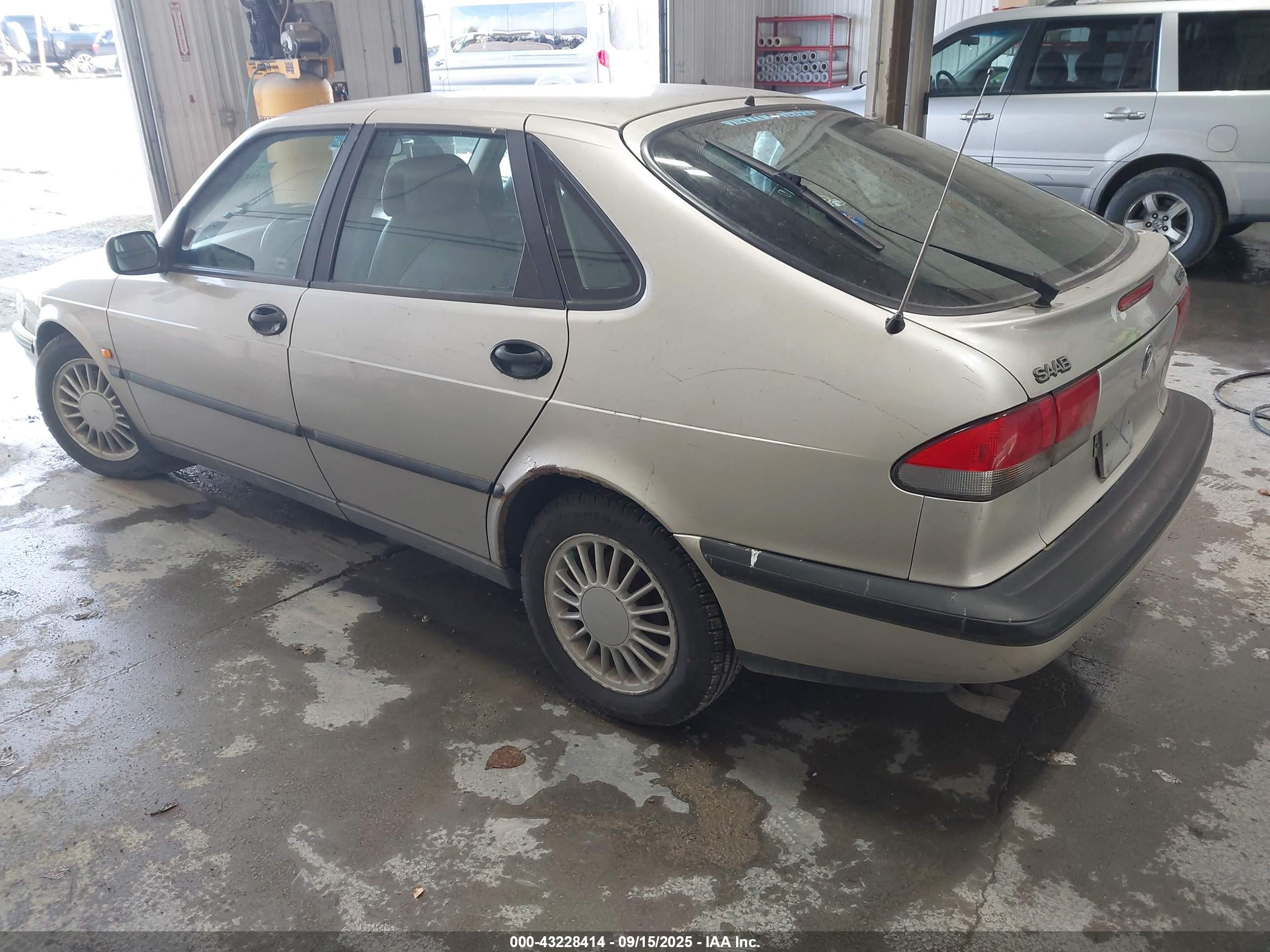 SAAB 900 image 3