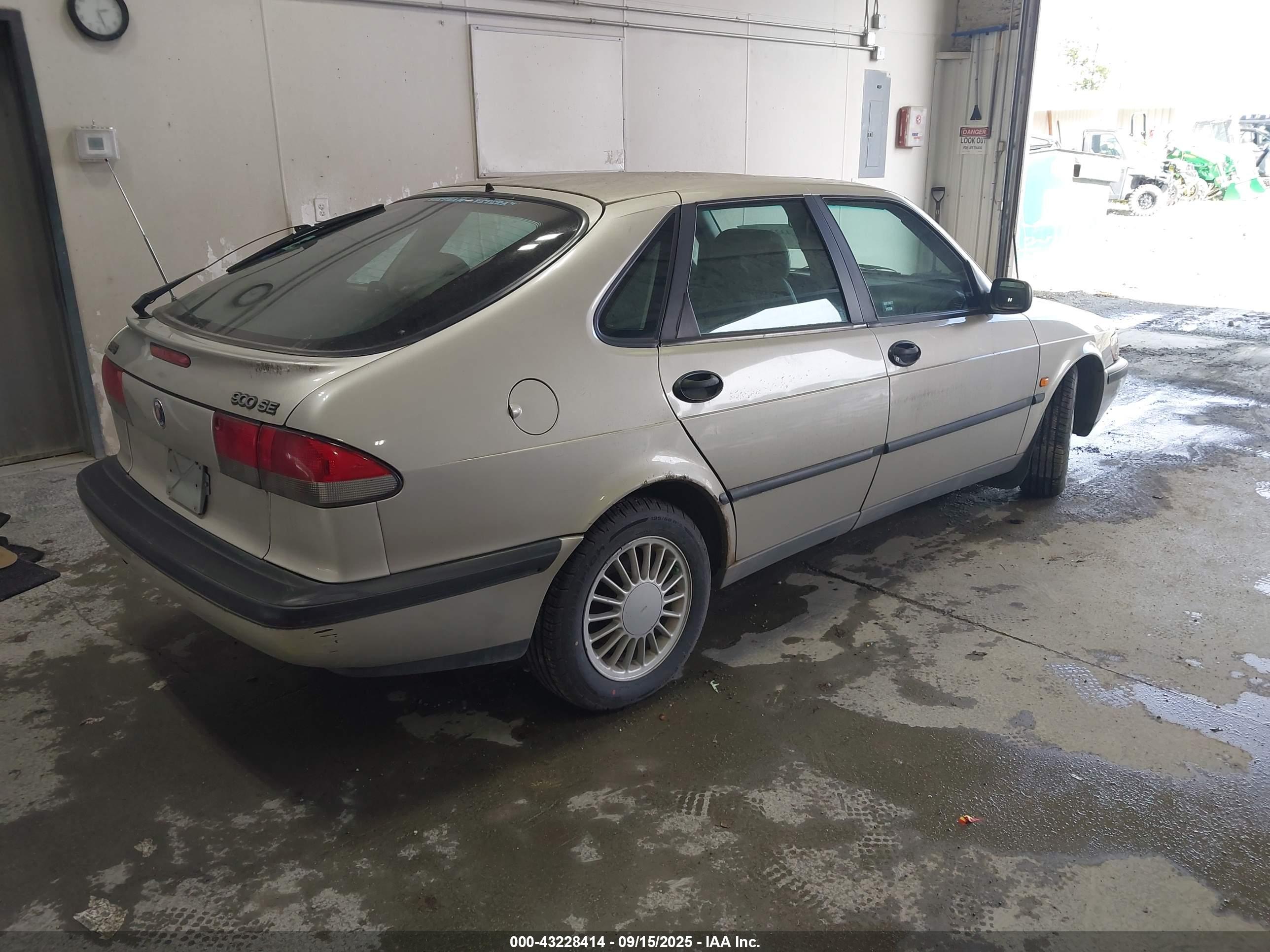 SAAB 900 image 4