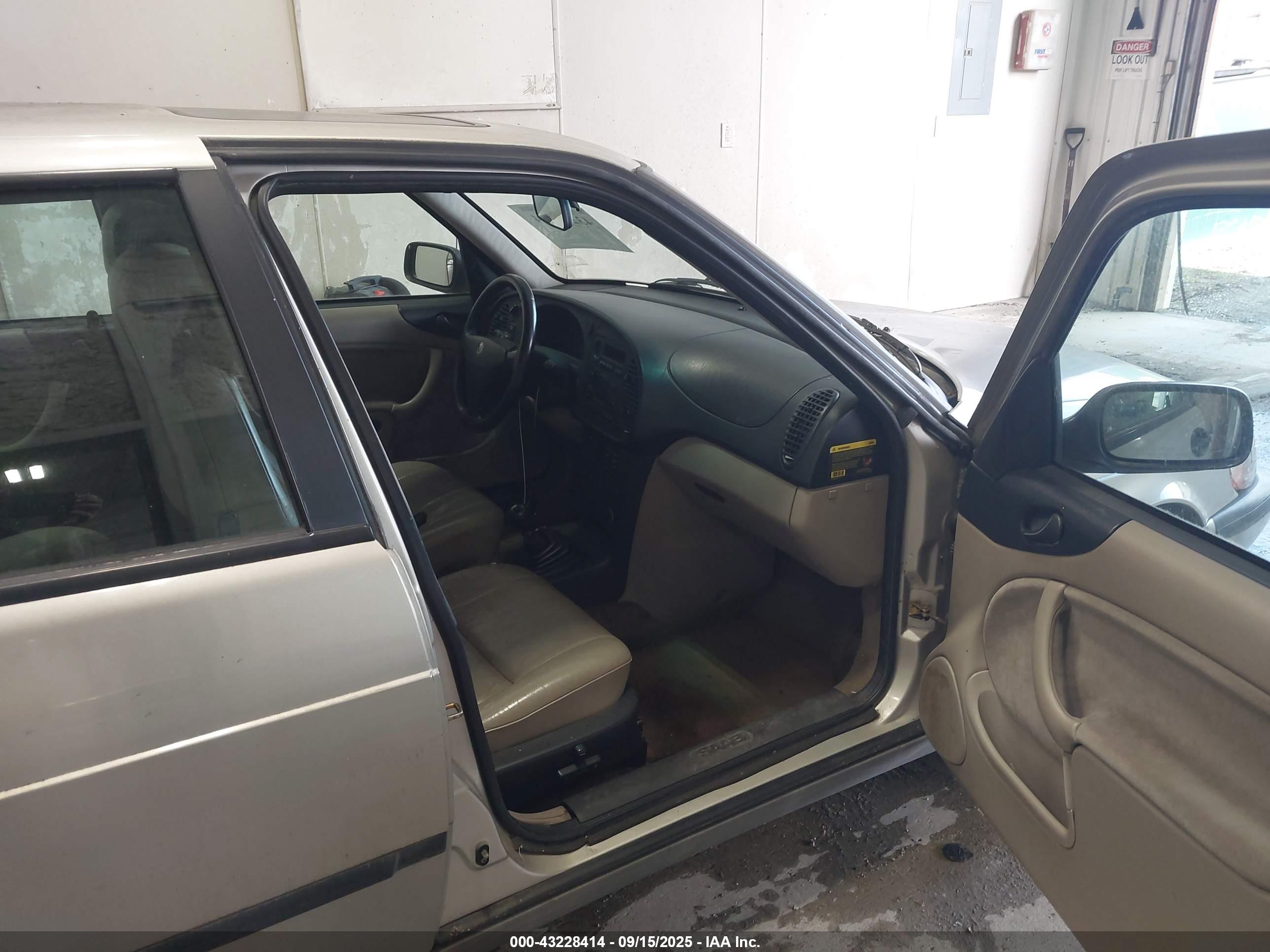 SAAB 900 image 5