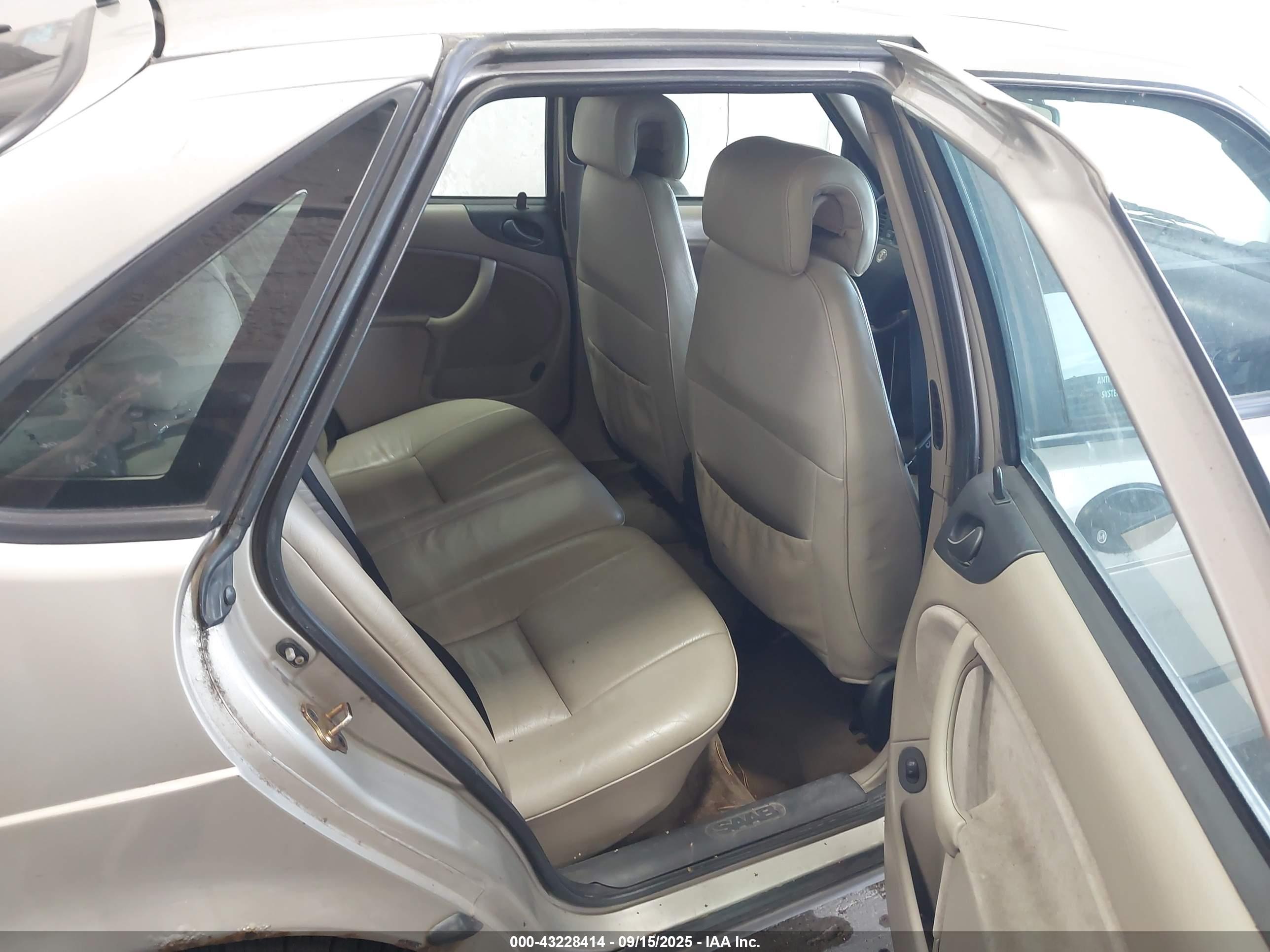 SAAB 900 image 8