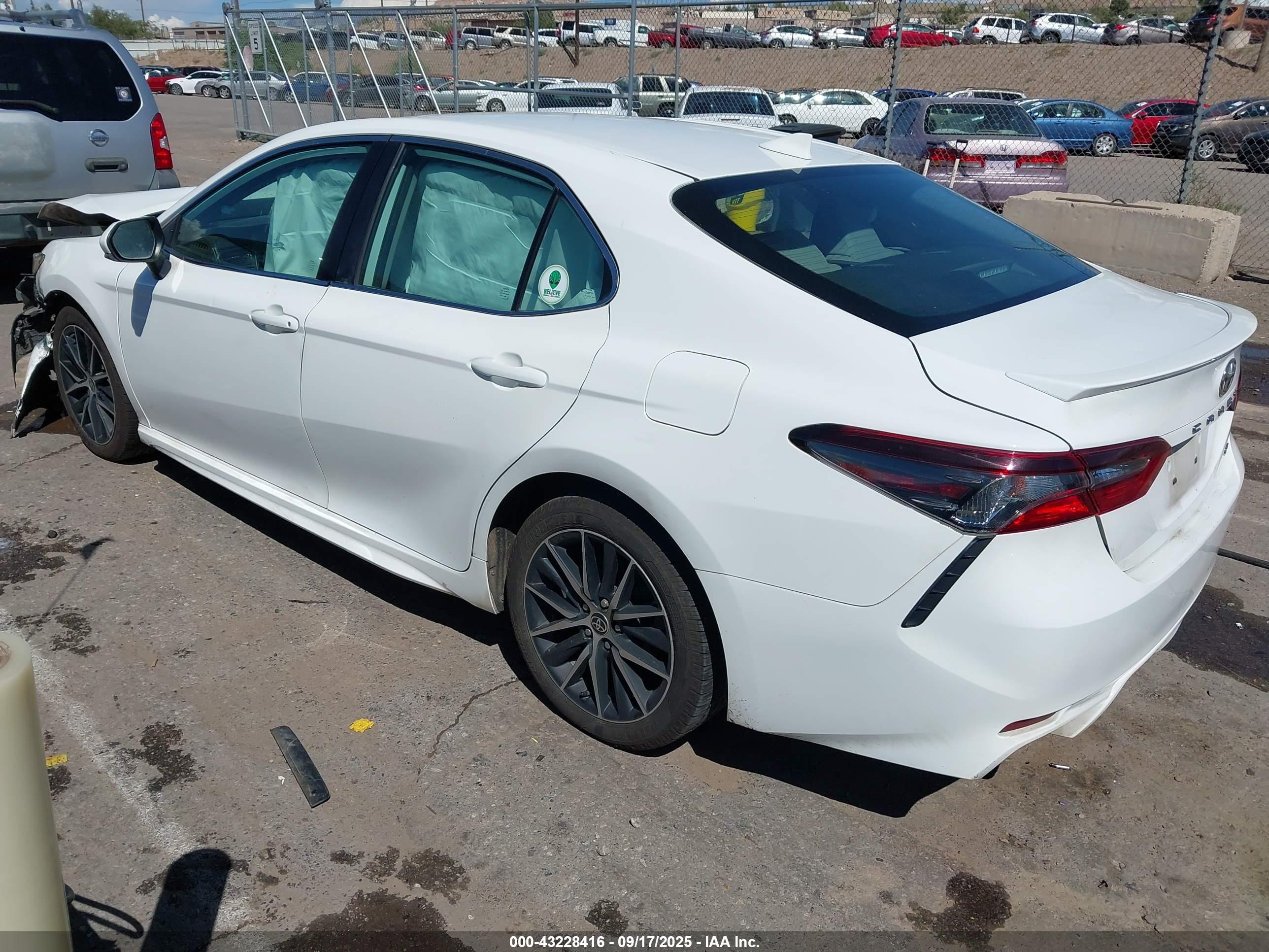 TOYOTA CAMRY image 3