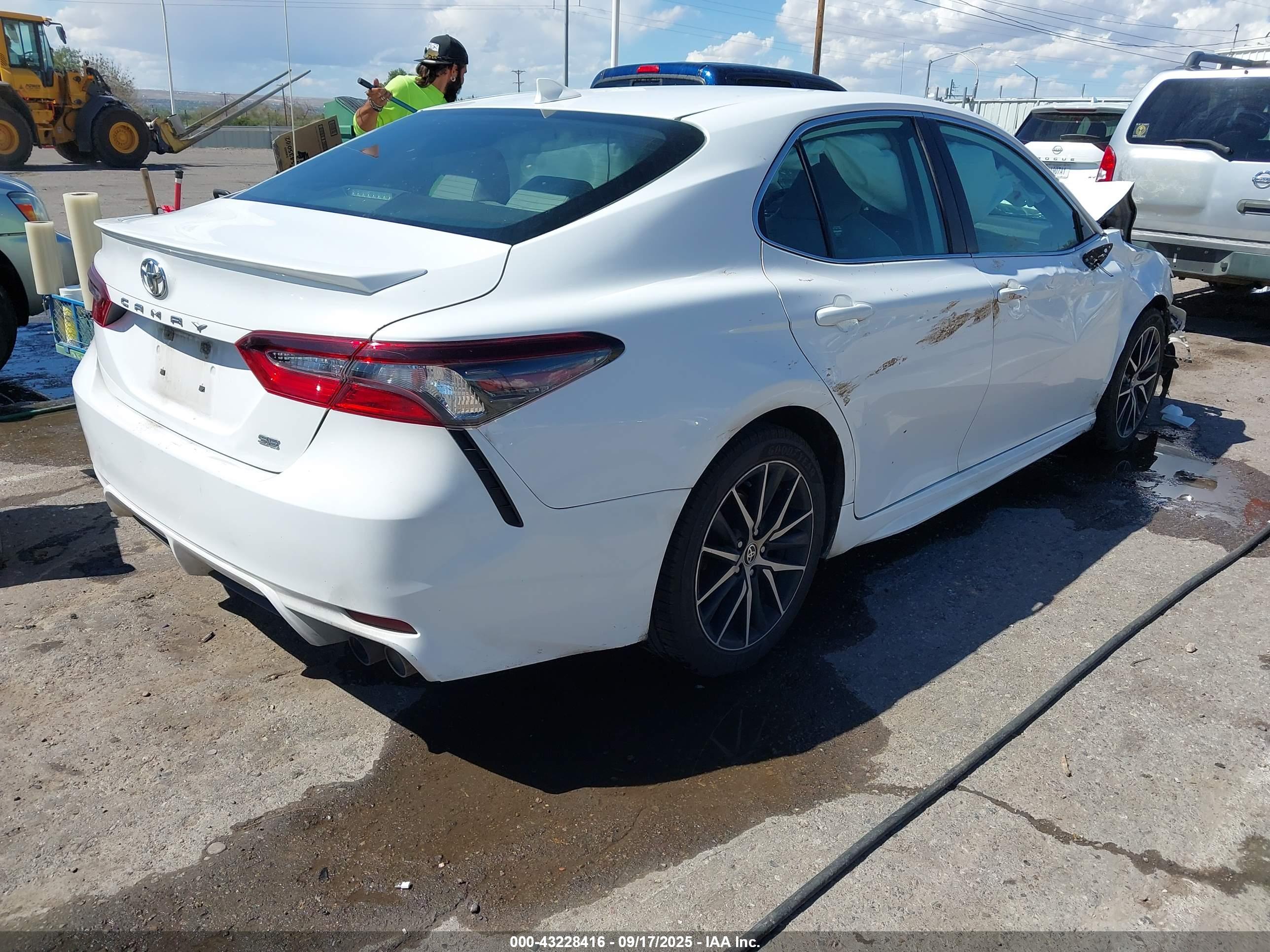 TOYOTA CAMRY image 4
