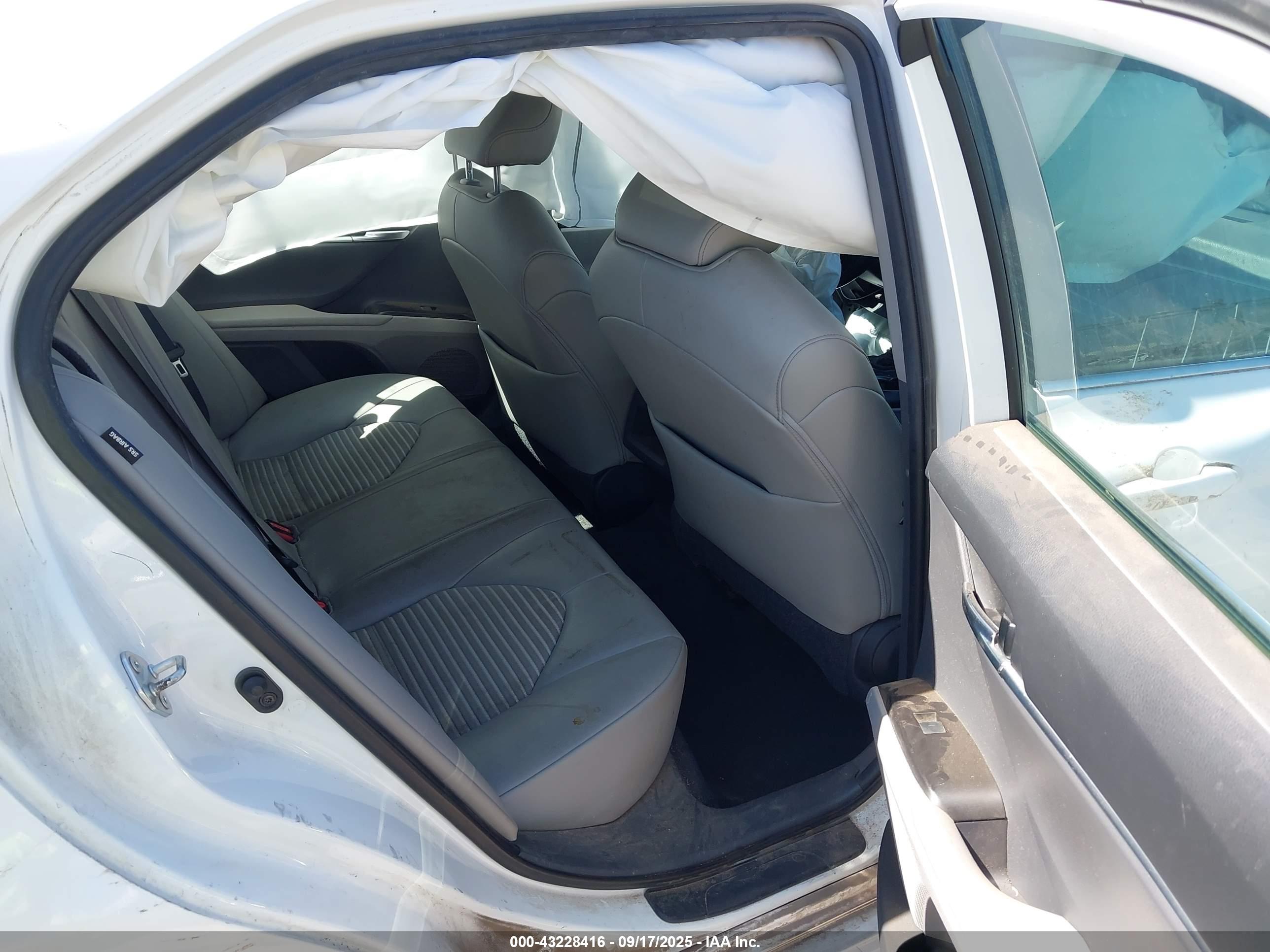TOYOTA CAMRY image 8