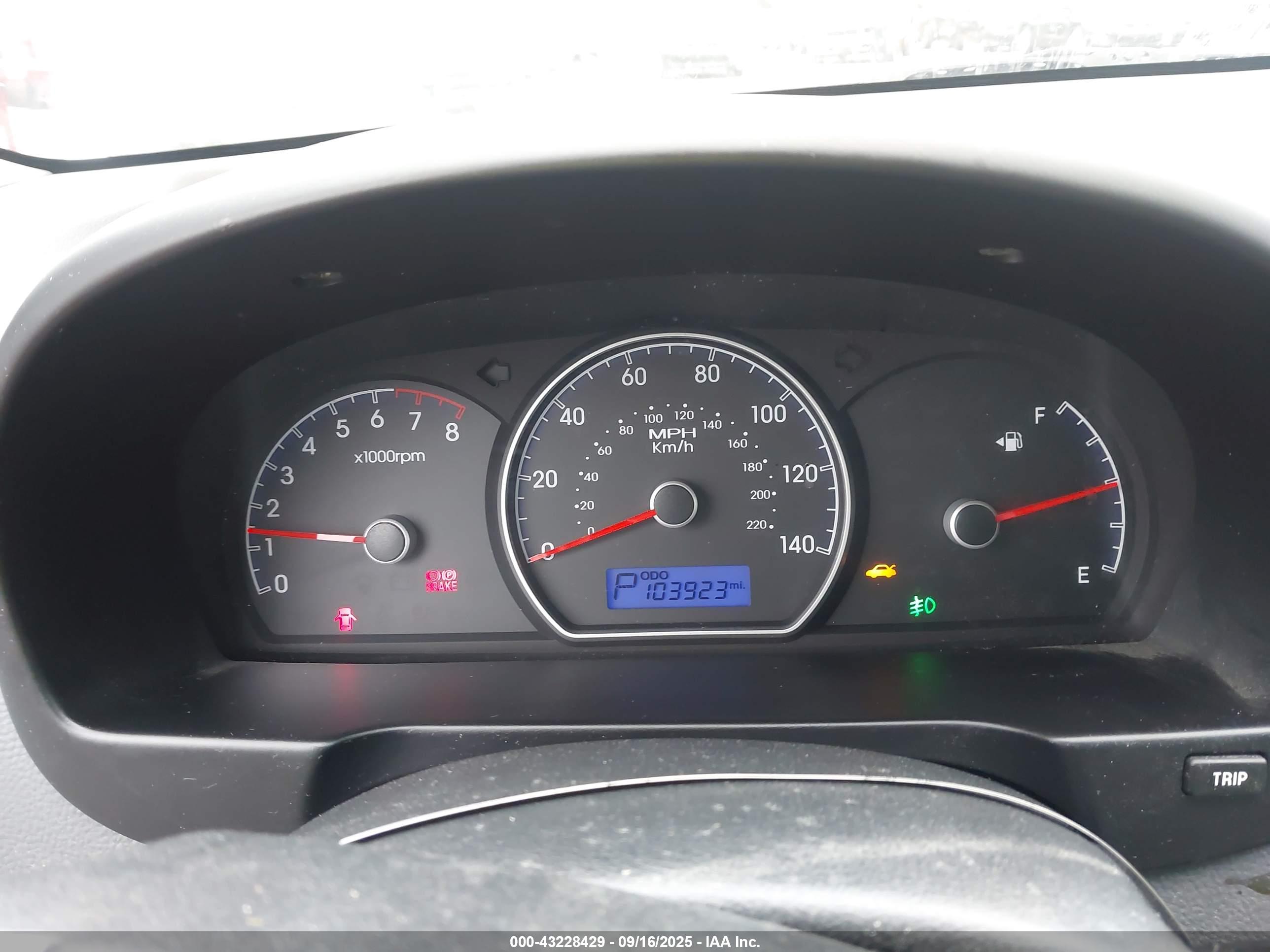 HYUNDAI ELANTRA image 7