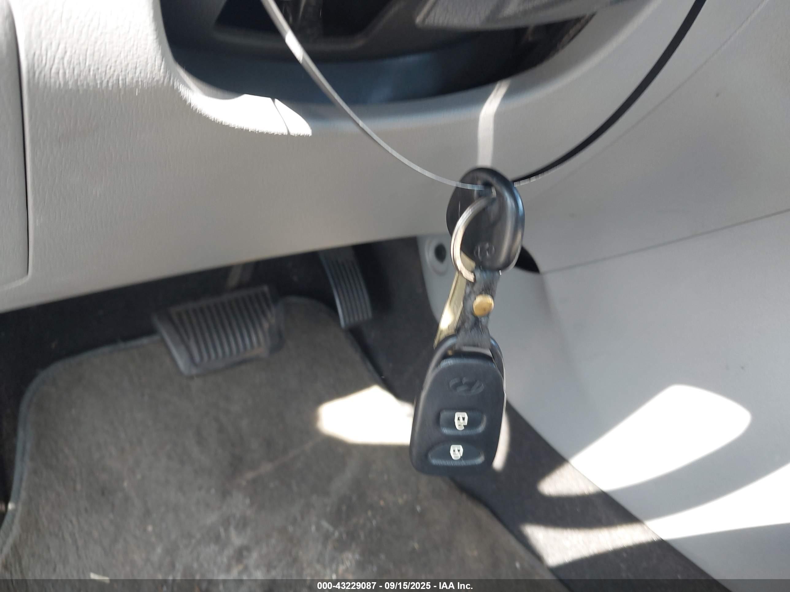 HYUNDAI ACCENT image 11