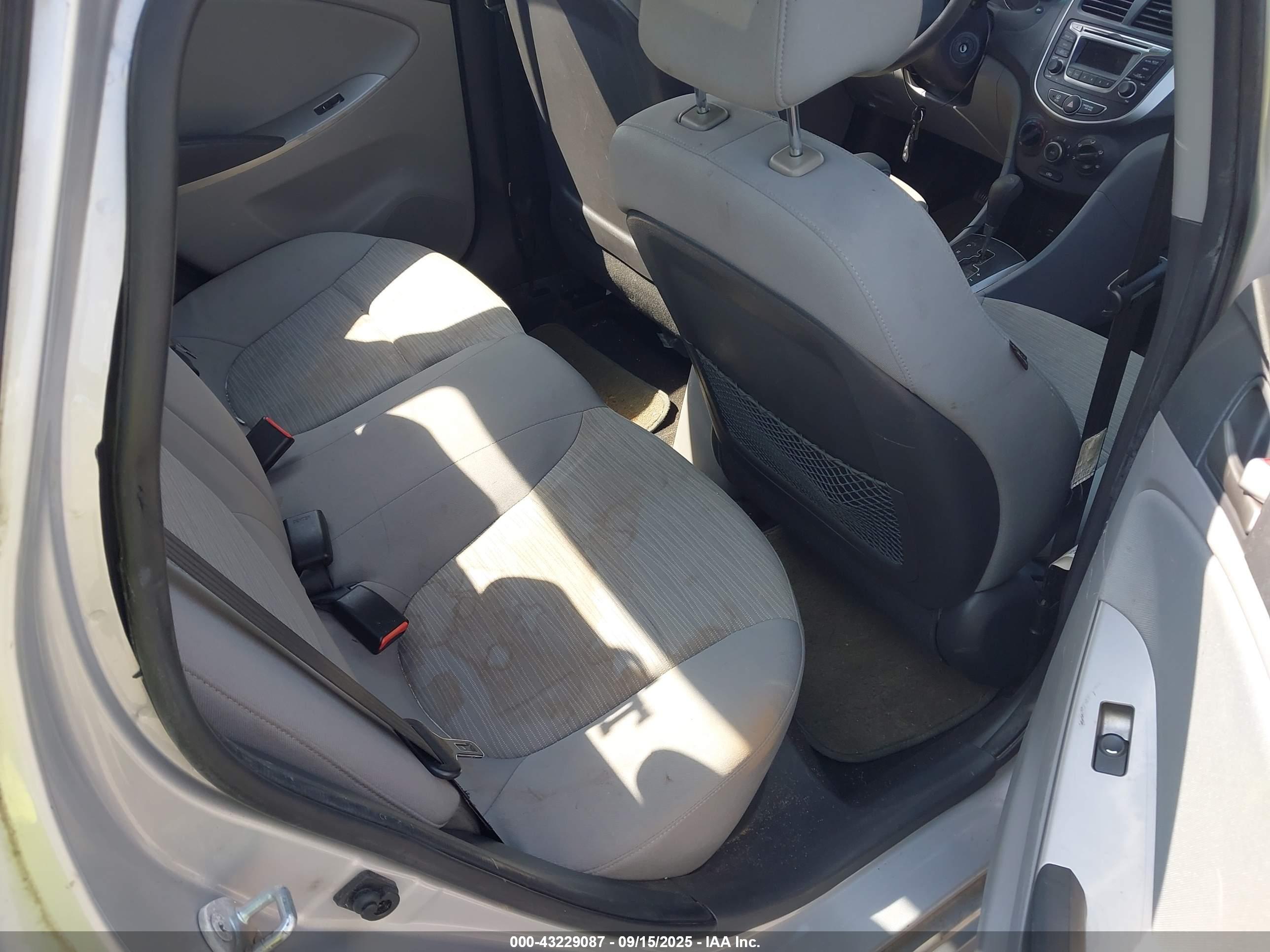 HYUNDAI ACCENT image 8