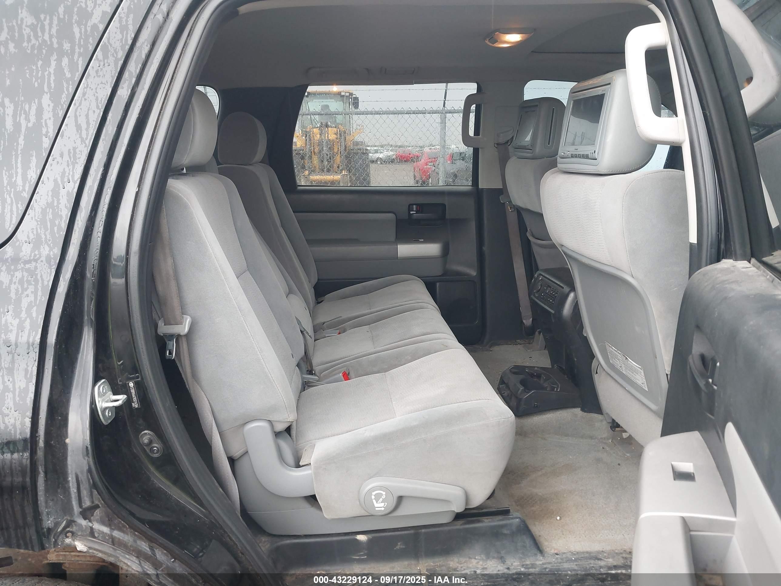 TOYOTA SEQUOIA image 8