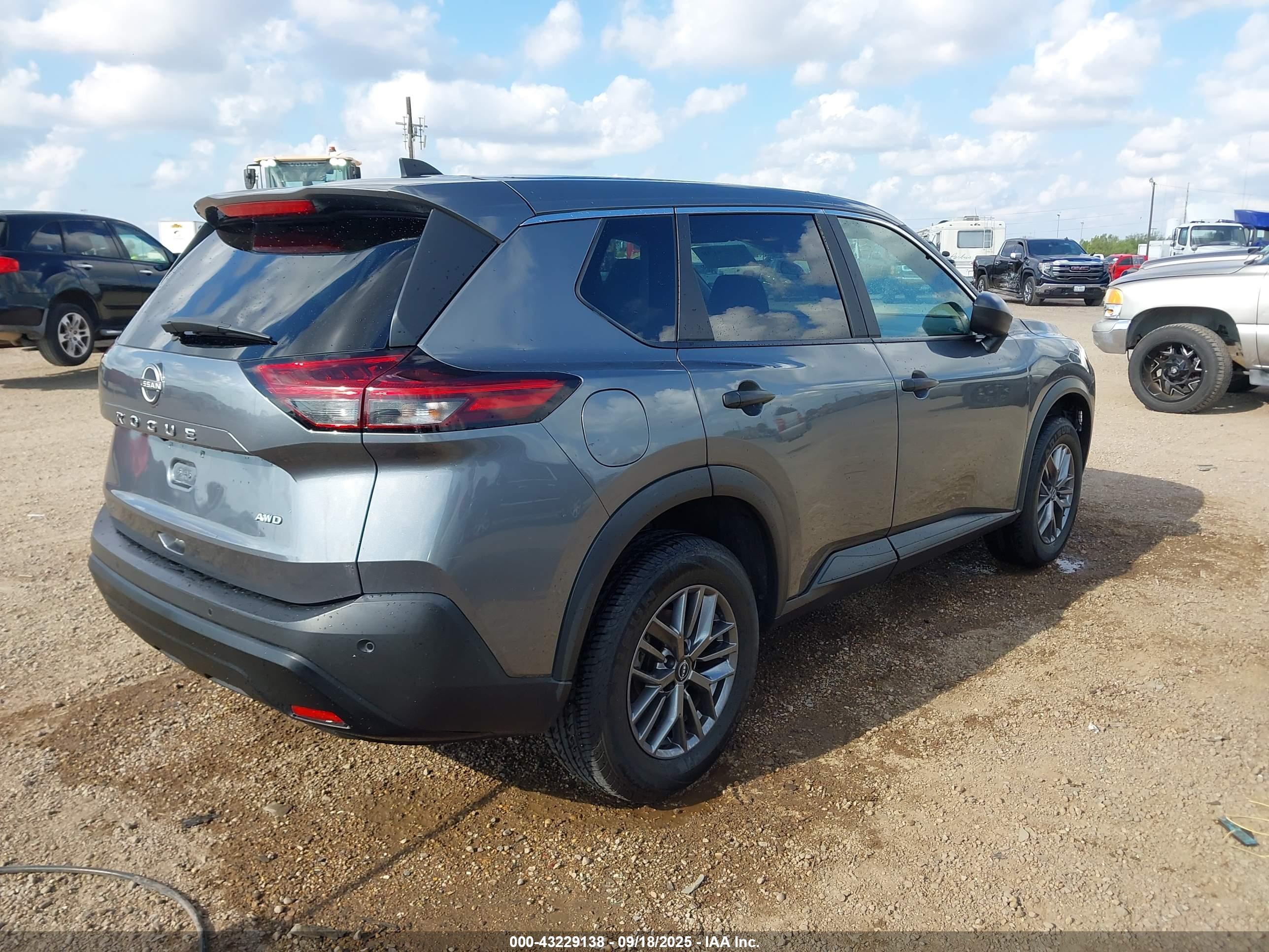 NISSAN ROGUE image 4