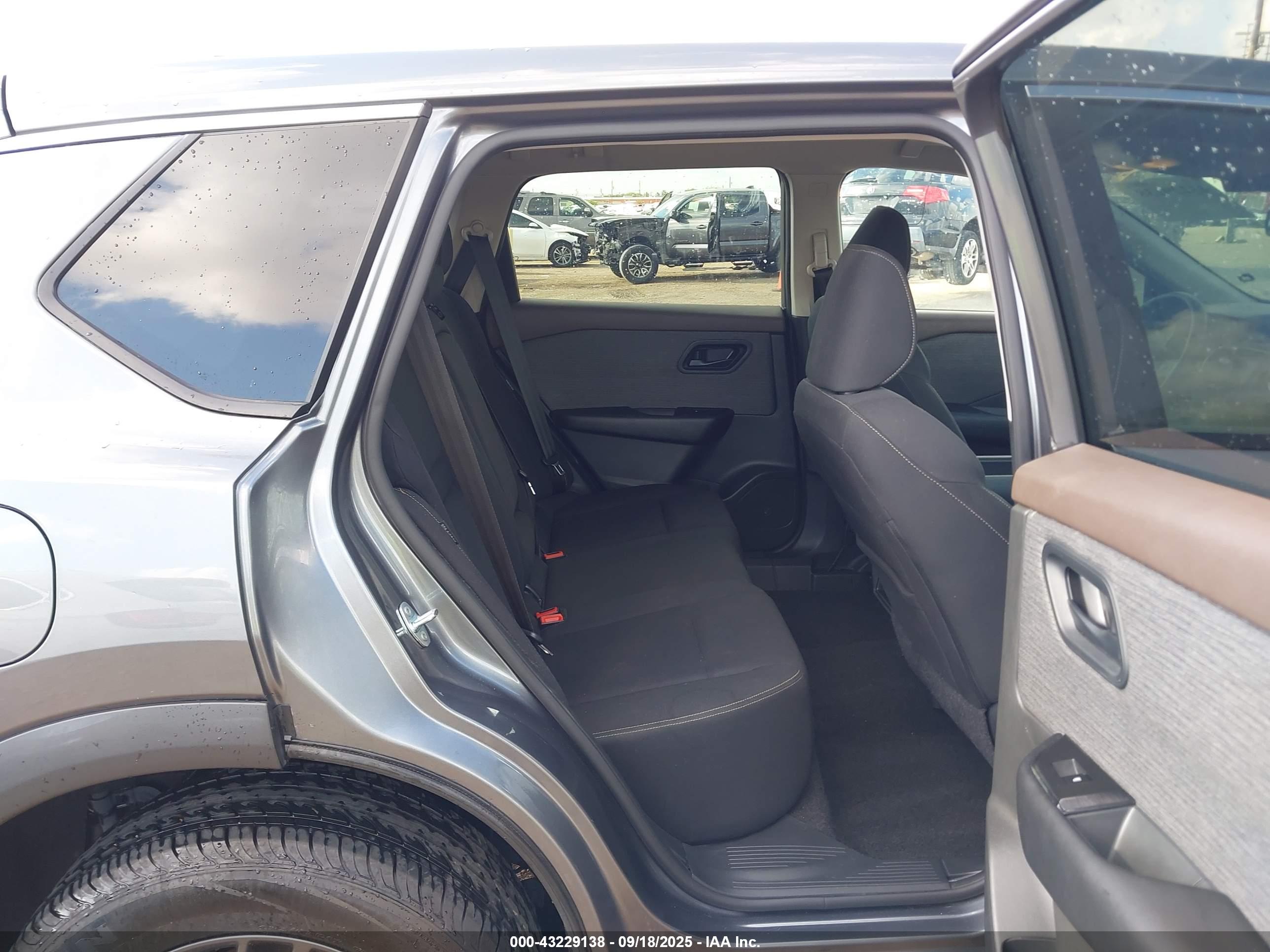 NISSAN ROGUE image 8