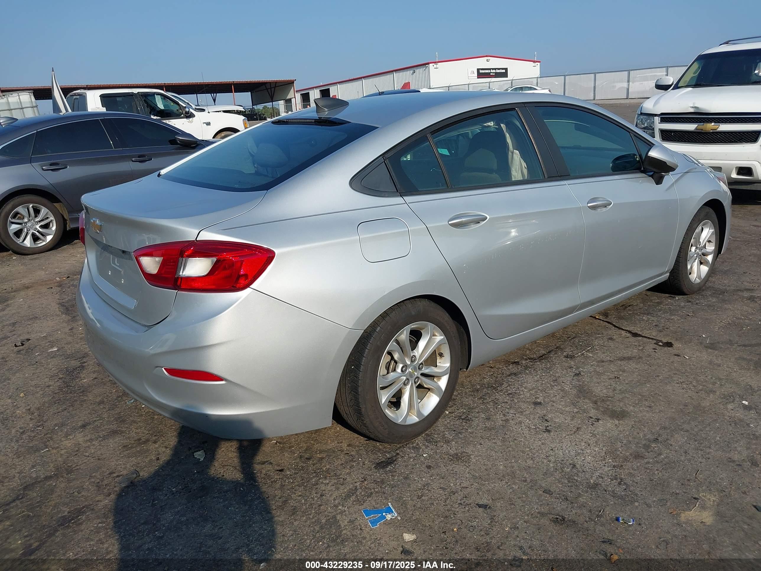 CHEVROLET CRUZE image 4