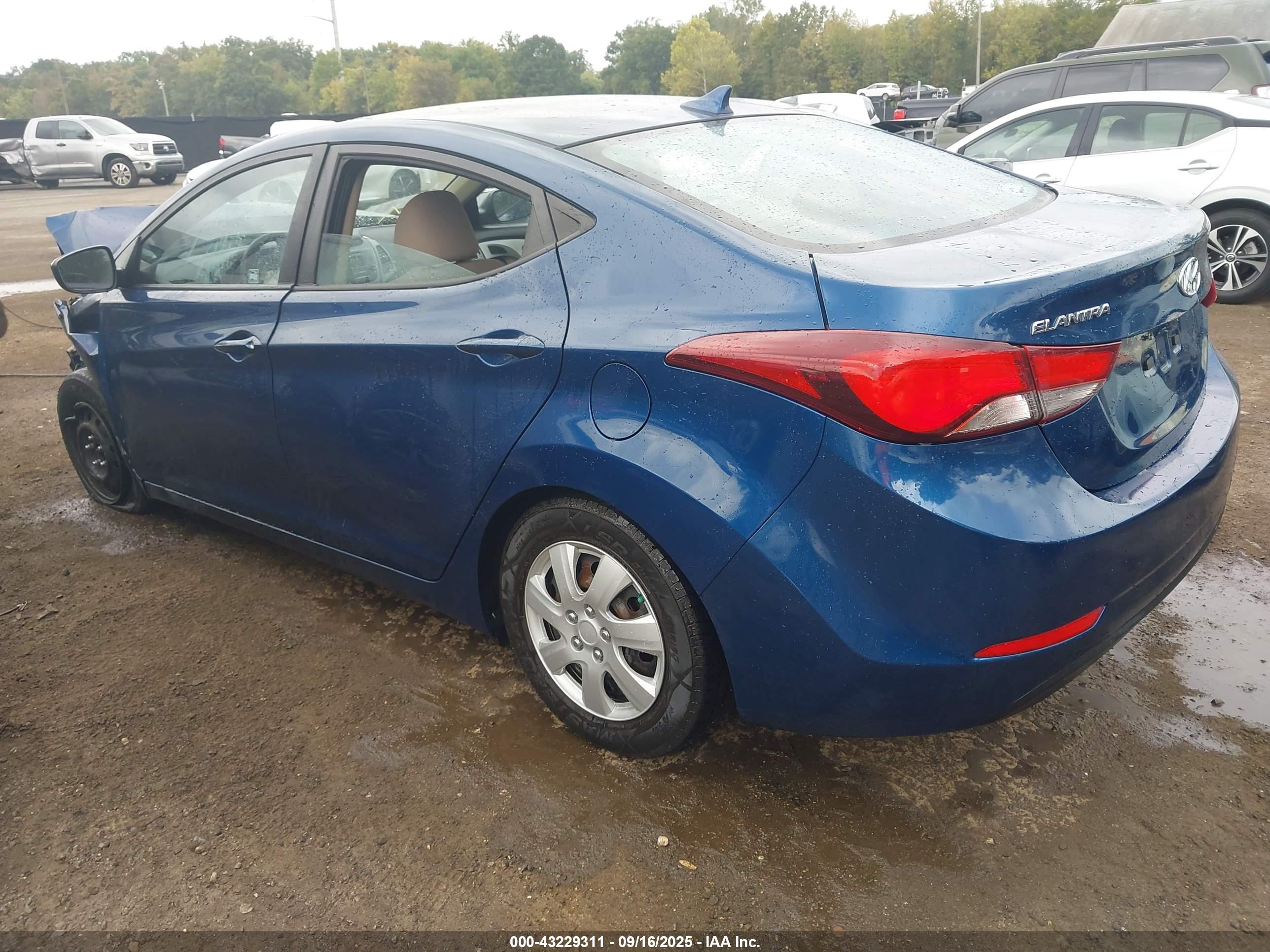 HYUNDAI ELANTRA image 3