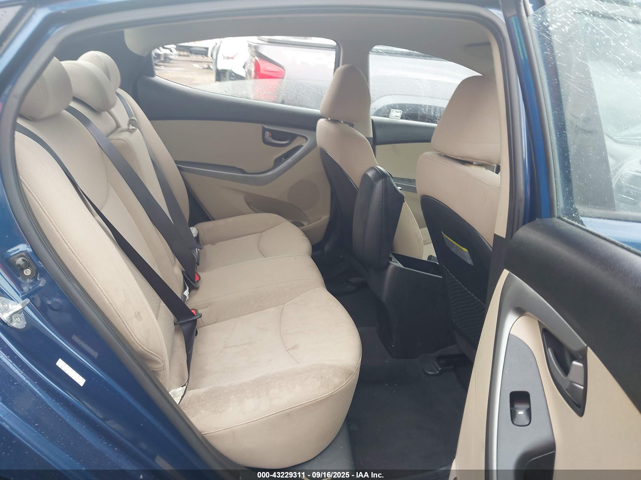 HYUNDAI ELANTRA image 8