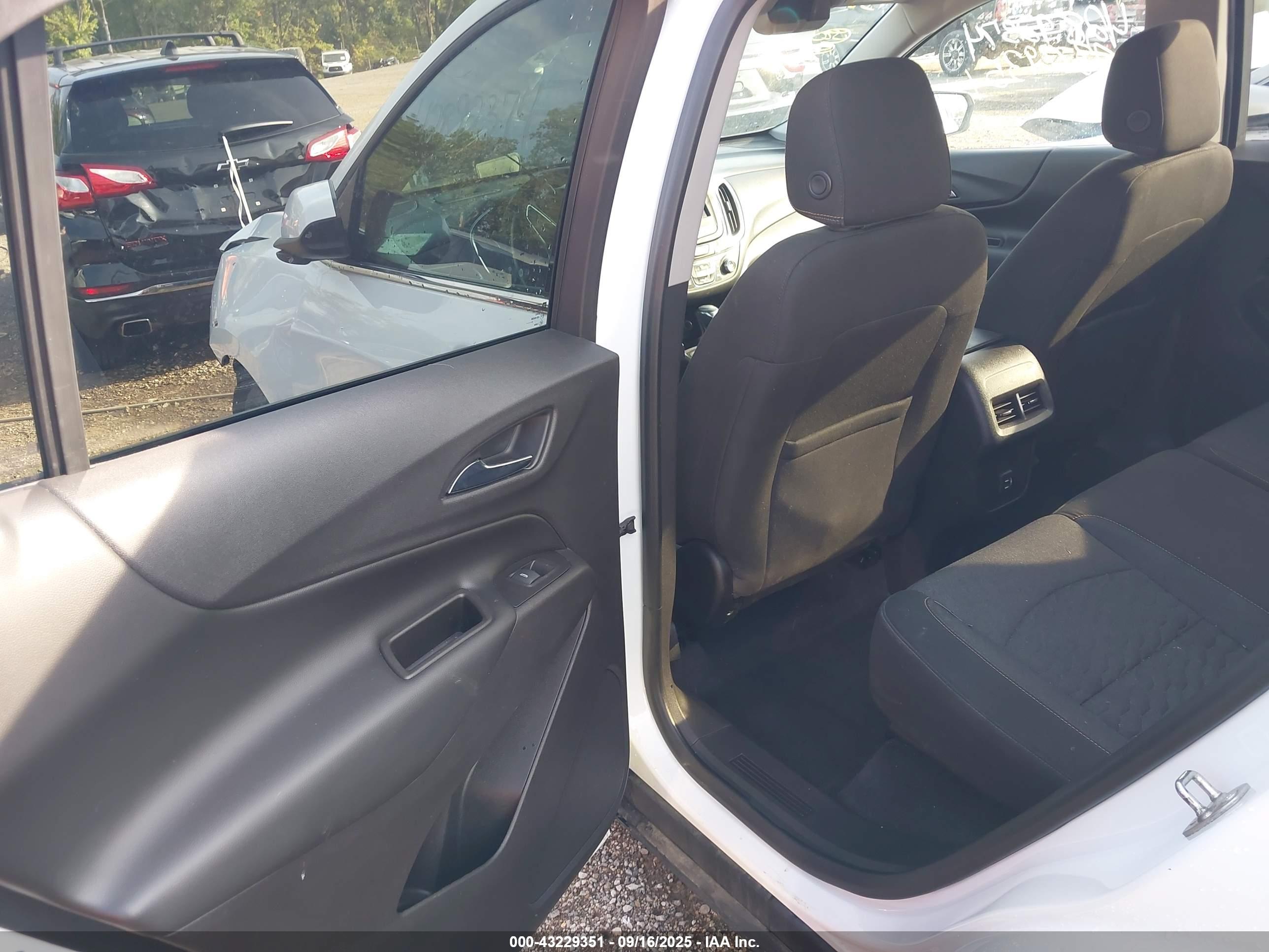 CHEVROLET EQUINOX image 8