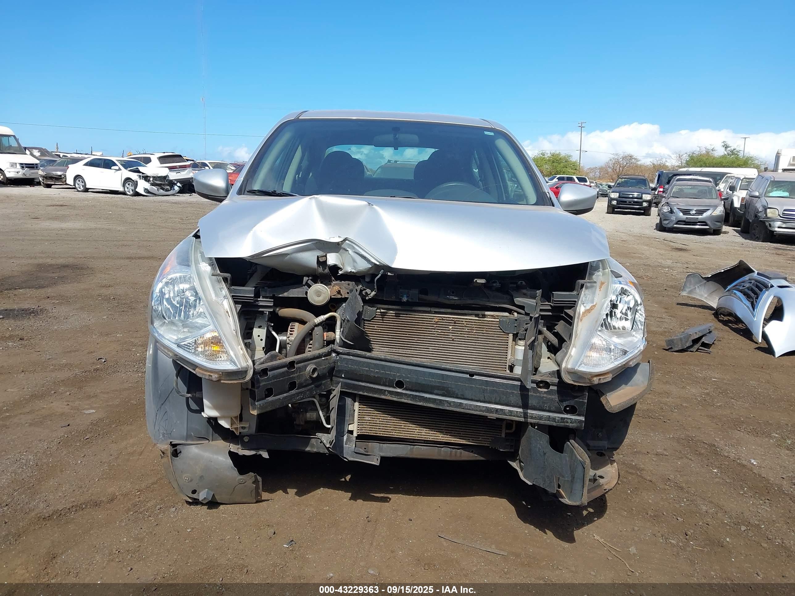 NISSAN VERSA image 6