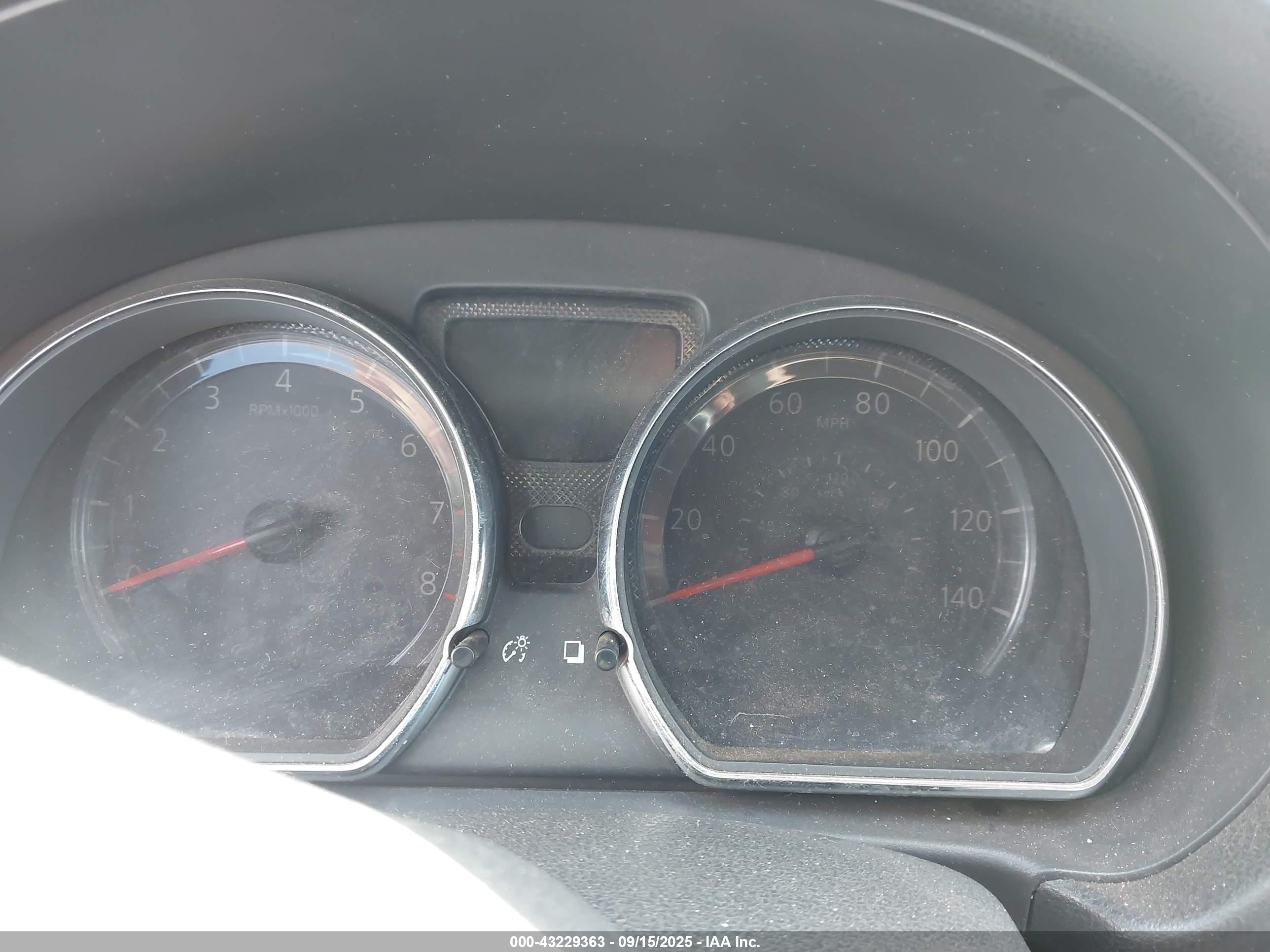 NISSAN VERSA image 7